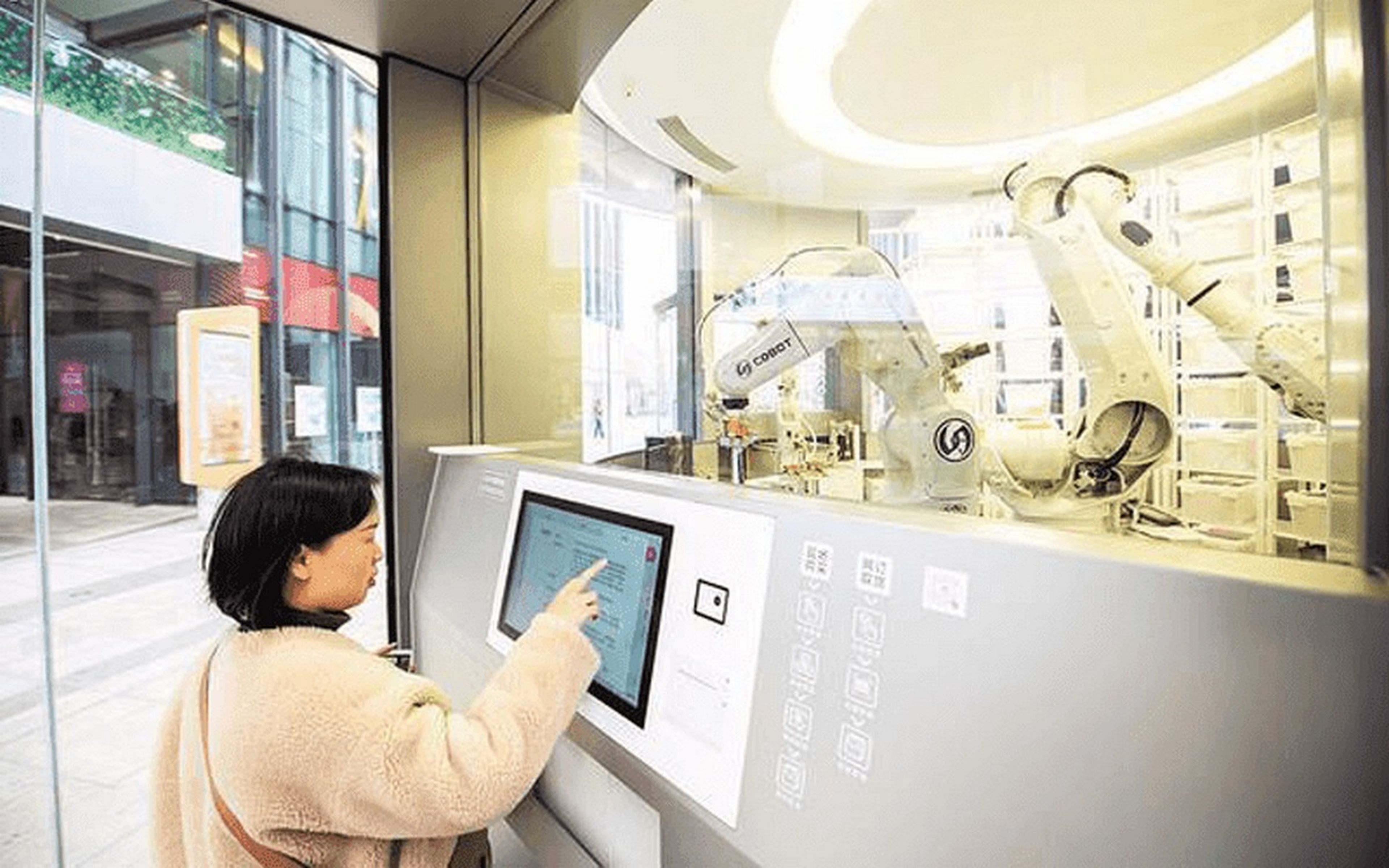 Huawei abre una tienda sin empleados en Wuhan, gestionada por robots, para evitar contagios del coronavirus