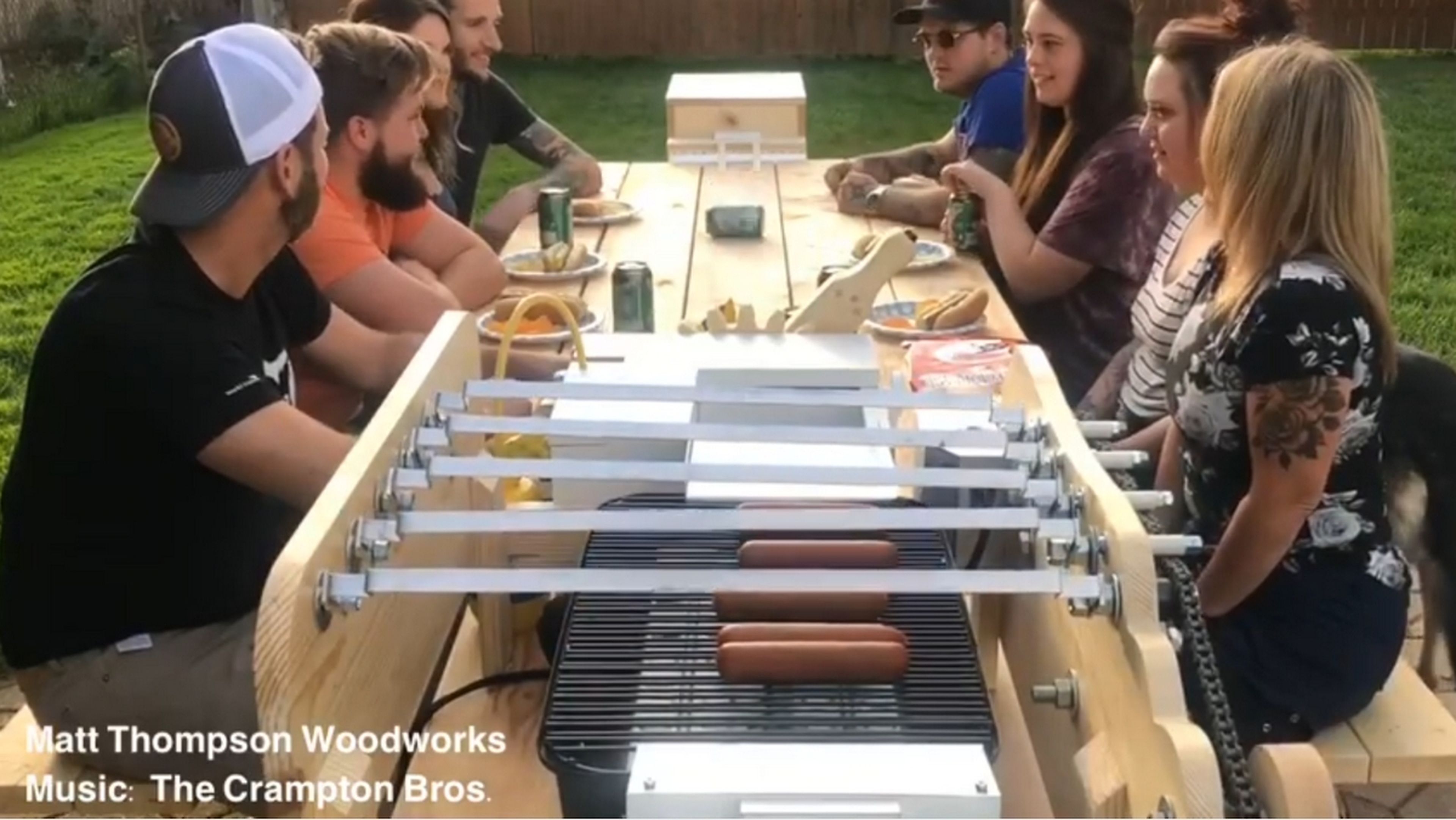 Esta mesa de picnic cocina y sirve perritos calientes y cerveza automáticamente