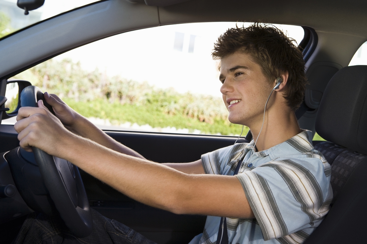 Молодые люди в автомобиле. Подросток за рулем. Молодой парень за рулем. Машина для подростка.