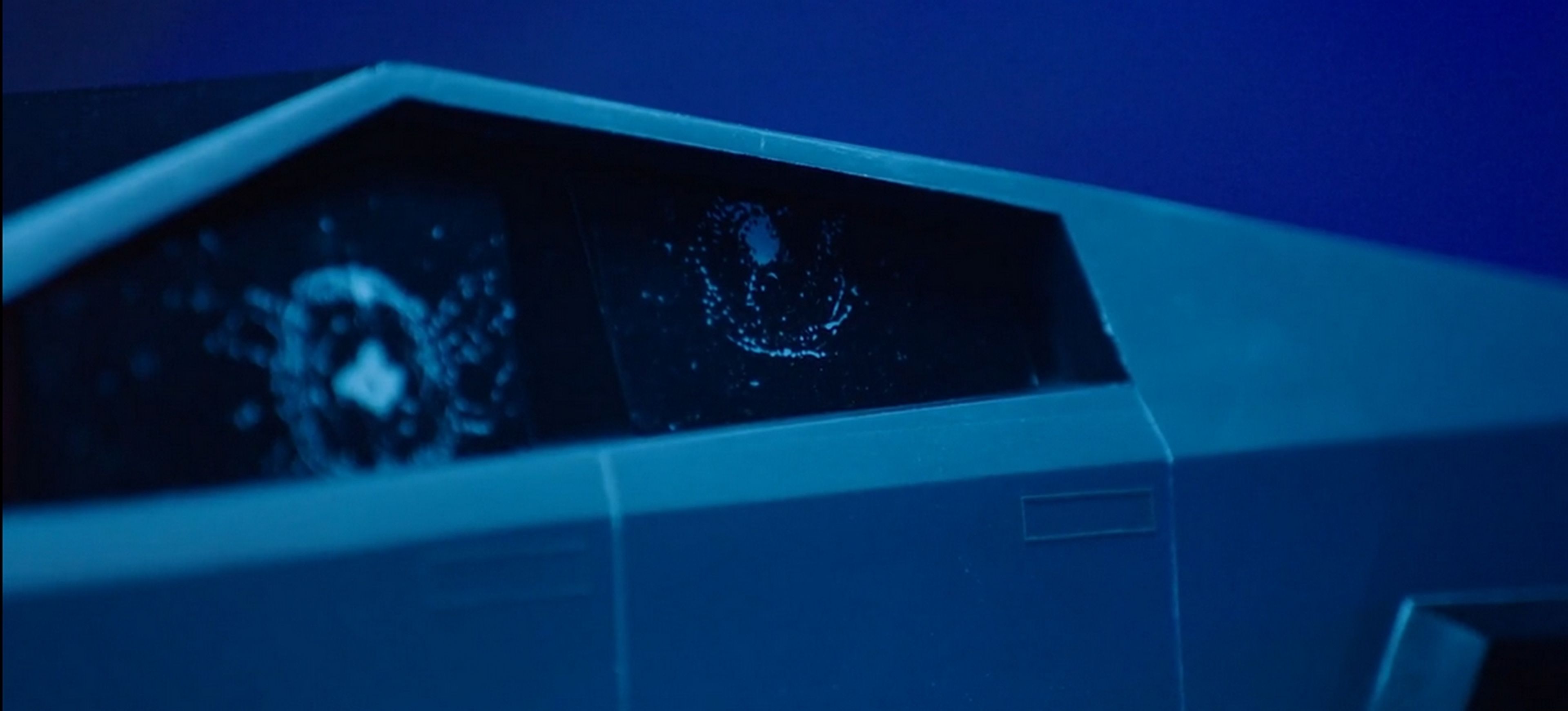 El Tesla Cybertruck a control remoto de Mattel tiene todos los detalles: hasta pegatinas con cristales rotos