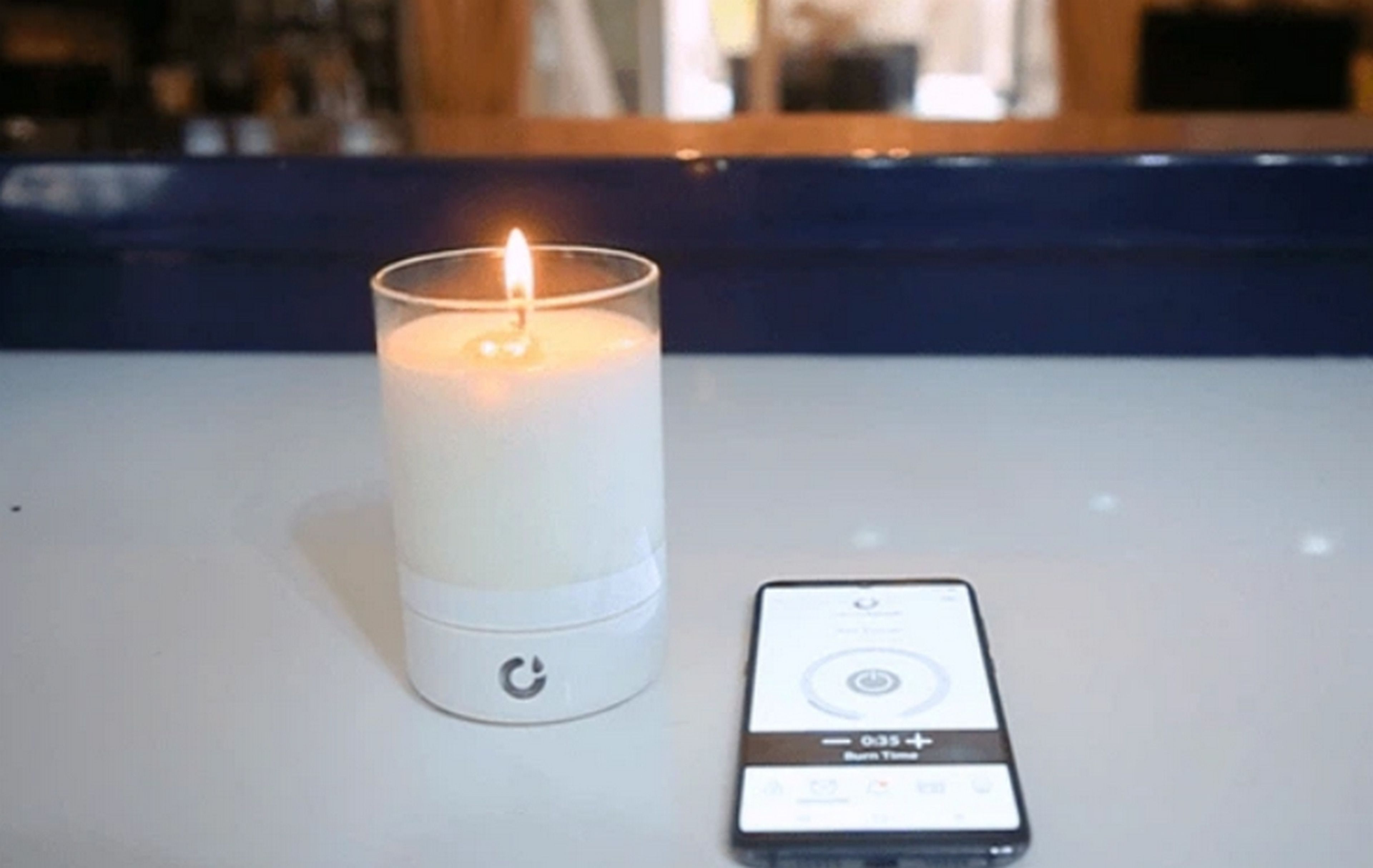 Esta vela de cera con llama se enciende por Bluetooth