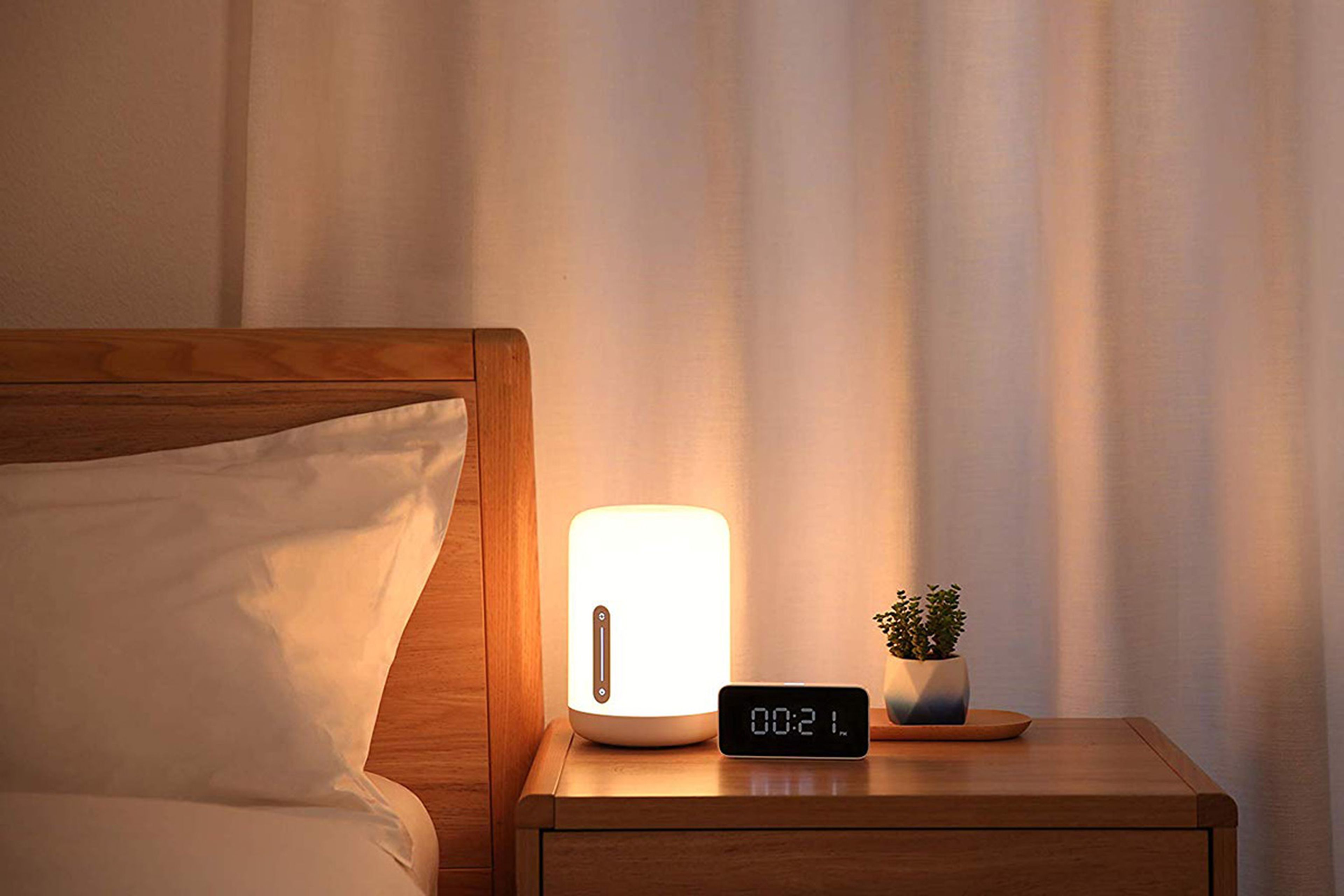 Esta lámpara de noche Xiaomi Bedside Lamp 2 te despierta tranquilamente con  iluminación y solo cuesta 53€