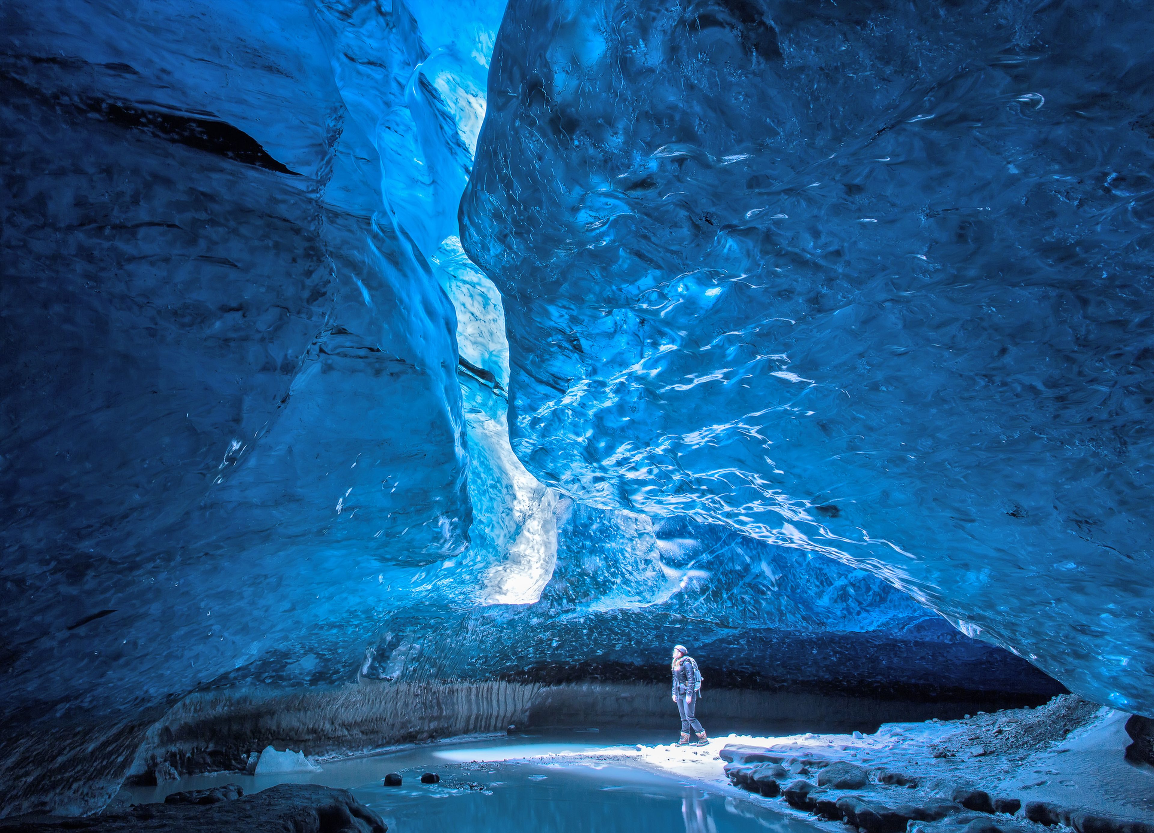 Cueva de hielo bajo un glaciar