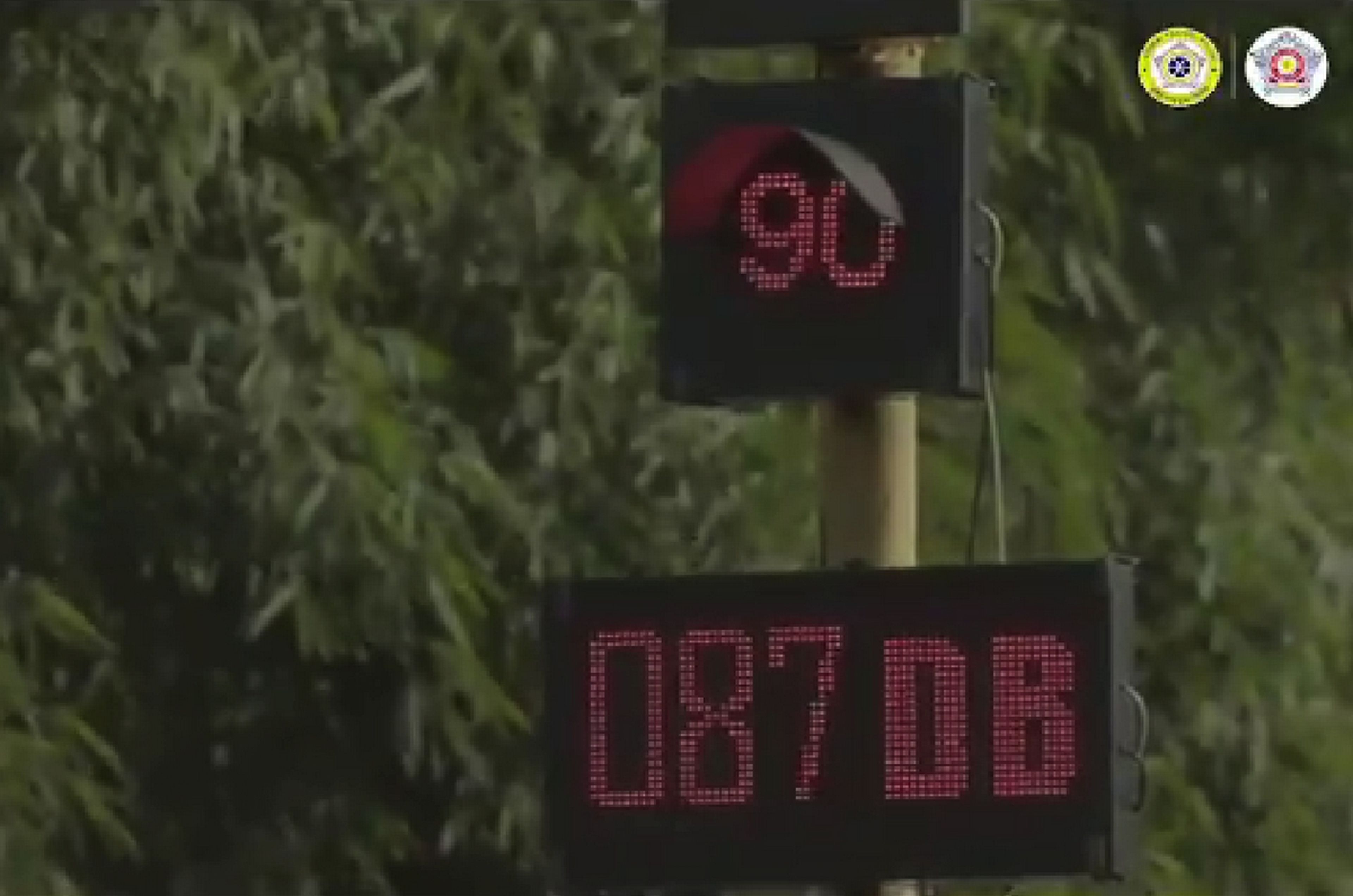 Estos semáforos anti ruido de la India se ponen en rojo cuando los conductores tocan la bocina