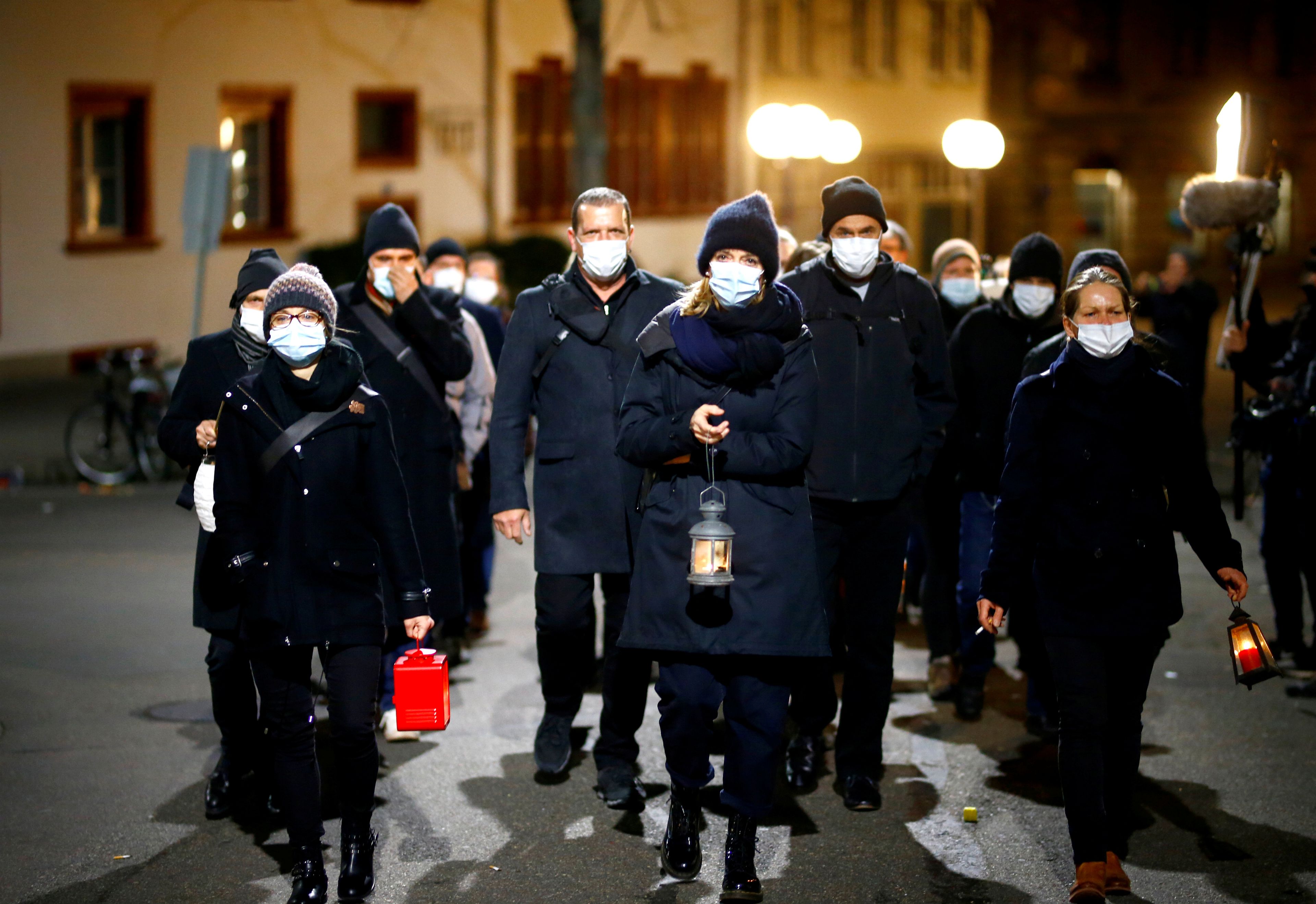 gente que se protege del coronavirus con mascarillas