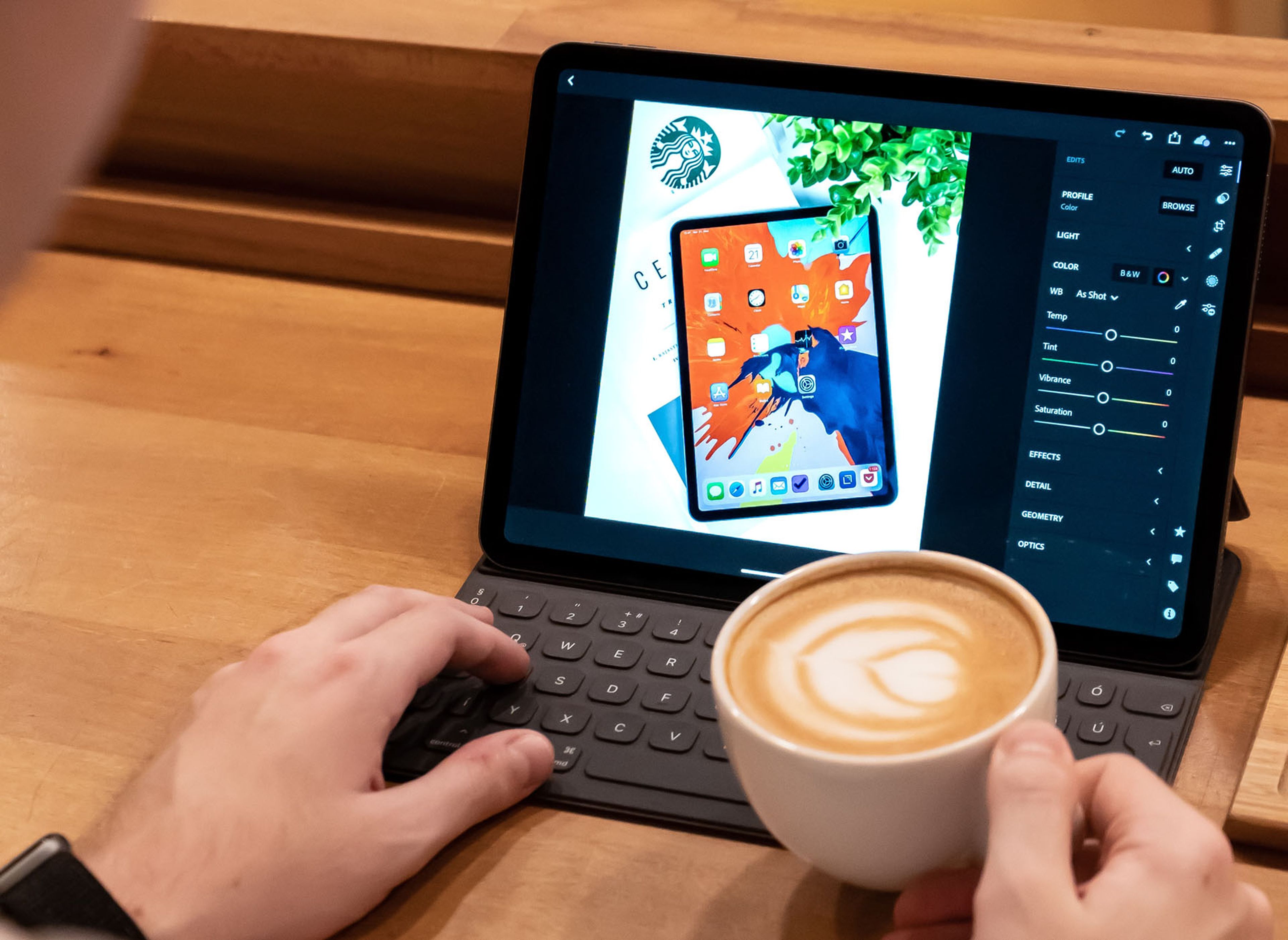 Hombre usando un iPad Pro con teclado físico y sujetando una taza con café