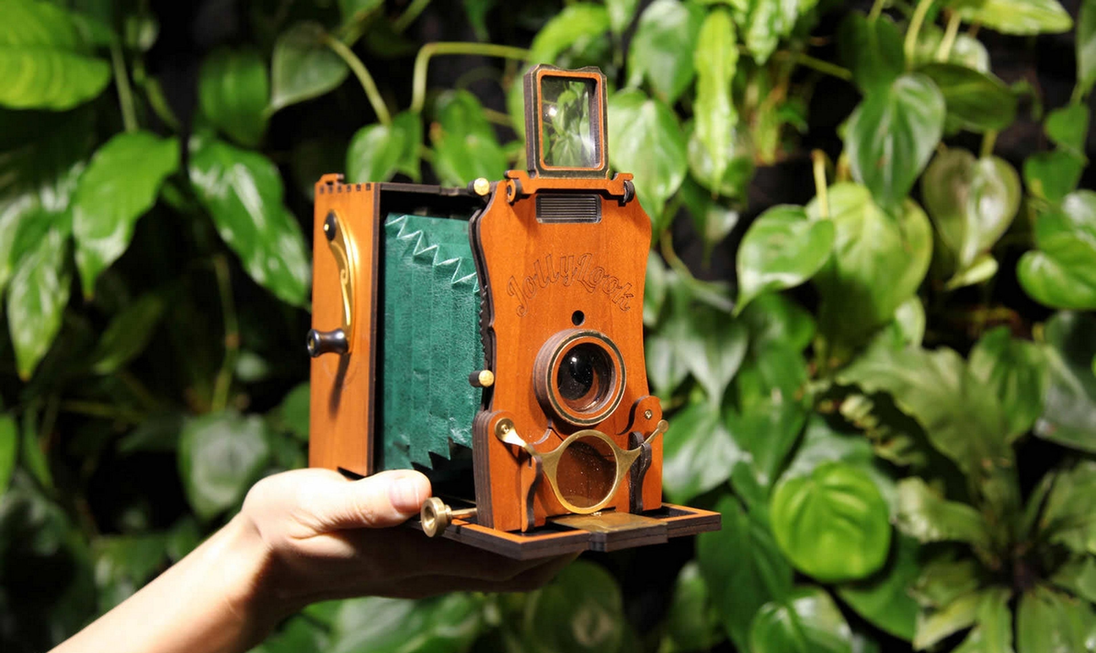 Imita a los pioneros de la fotografía con esta cámara vintage DIY completamente manual