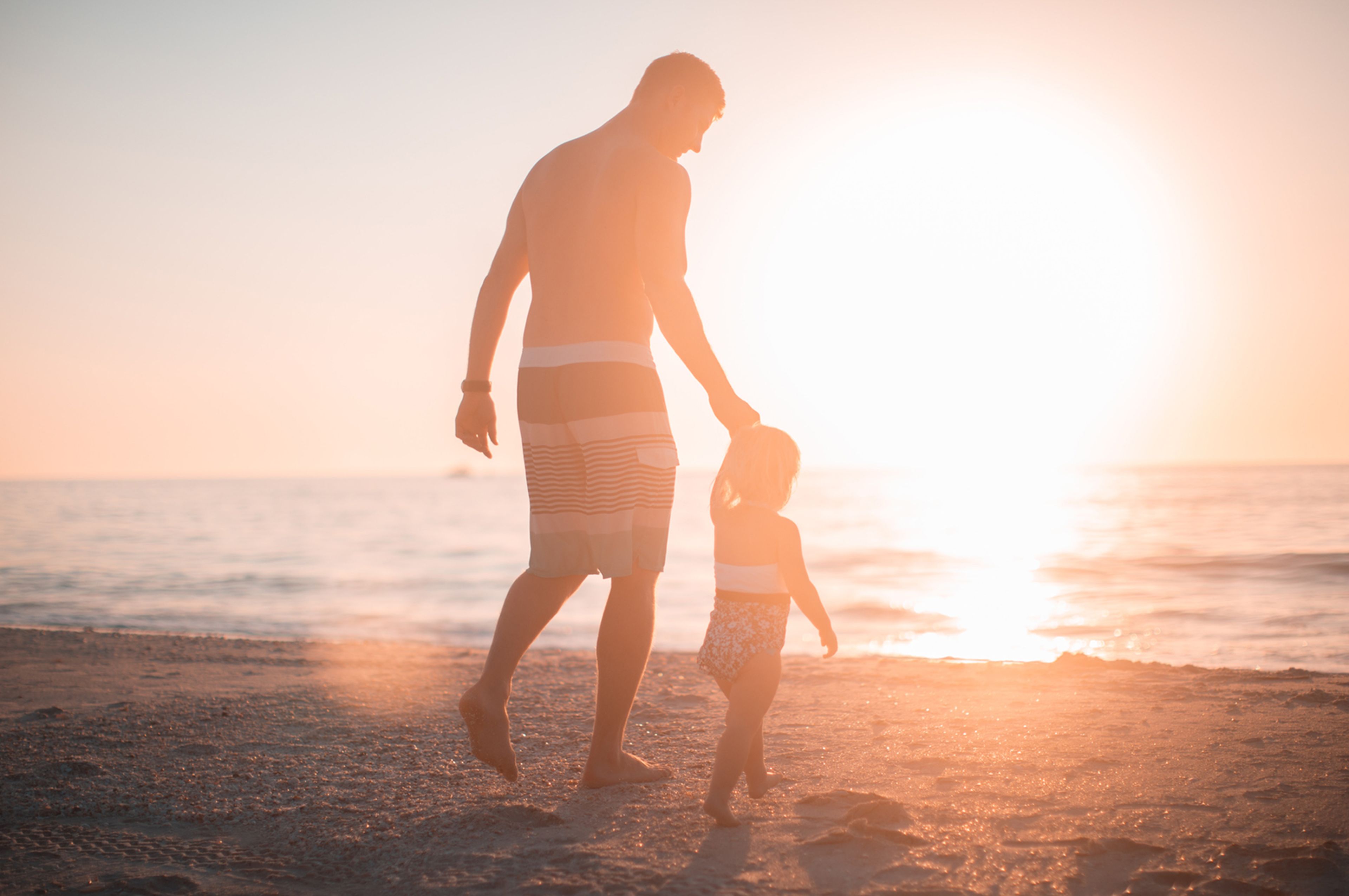 Padre e hija en una playa