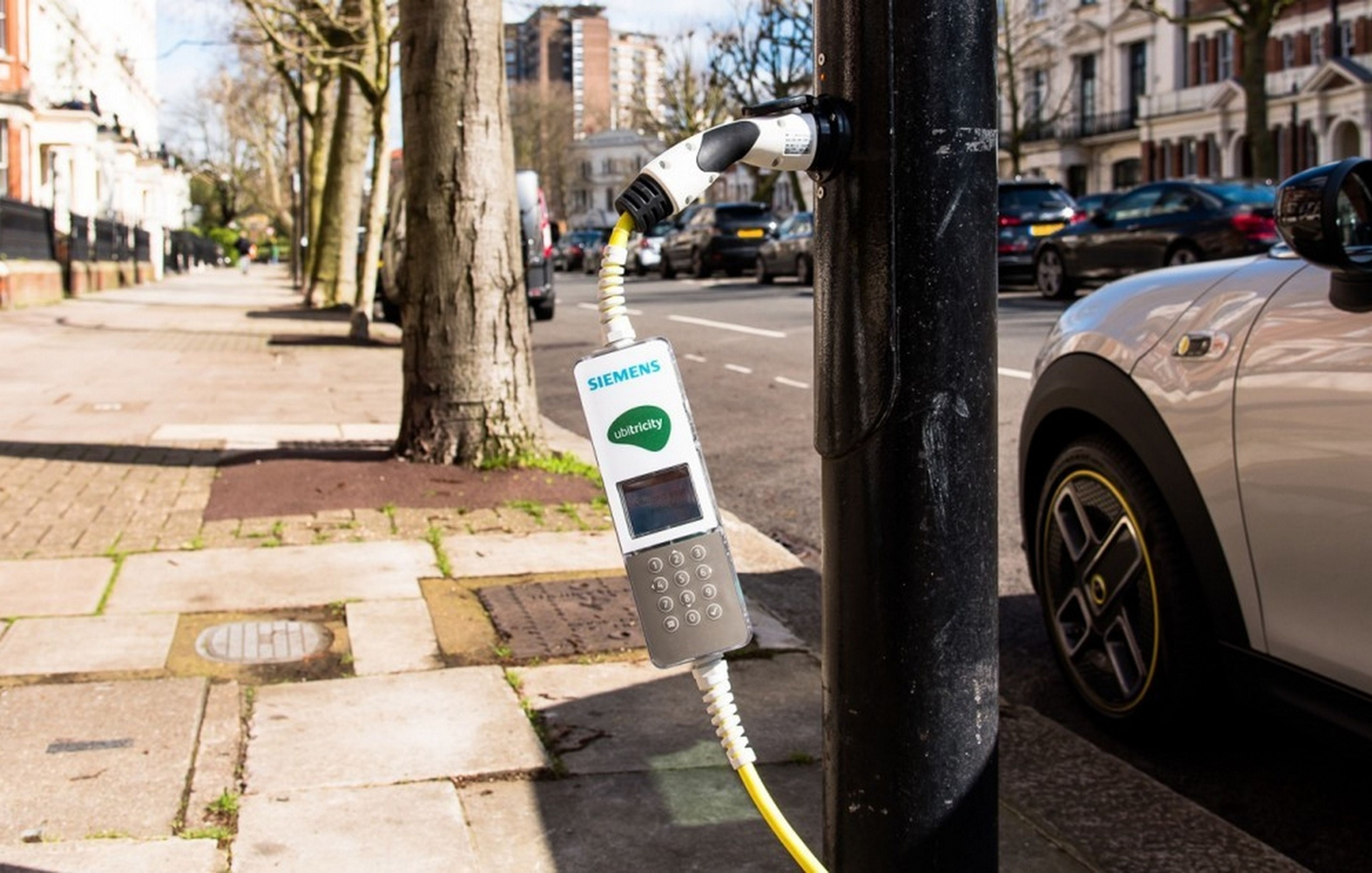 En el Reino Unido ya se puede recargar el coche eléctrico en las farolas