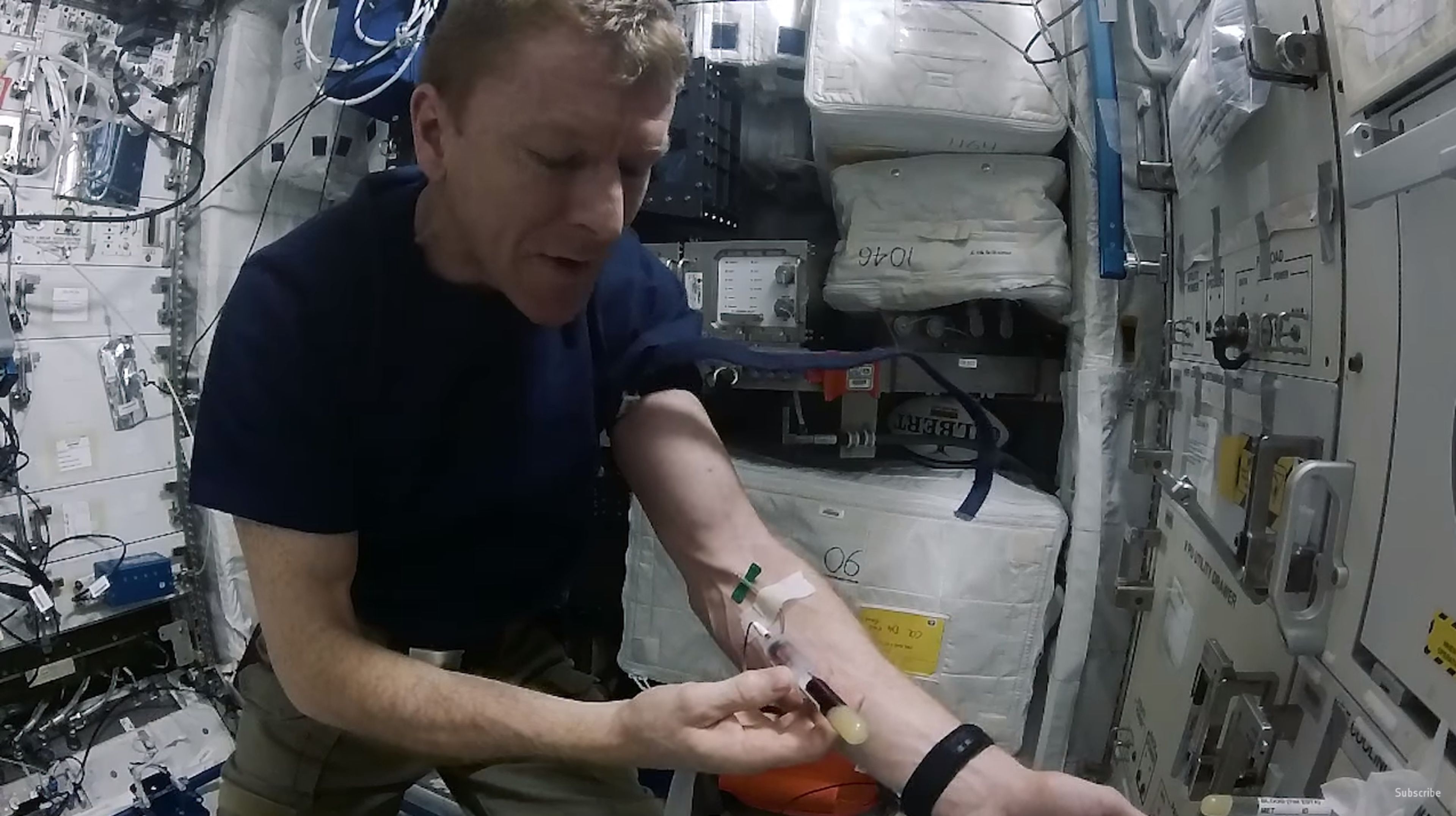 Astronauta Tim Peake haciendo una extracción de sangre