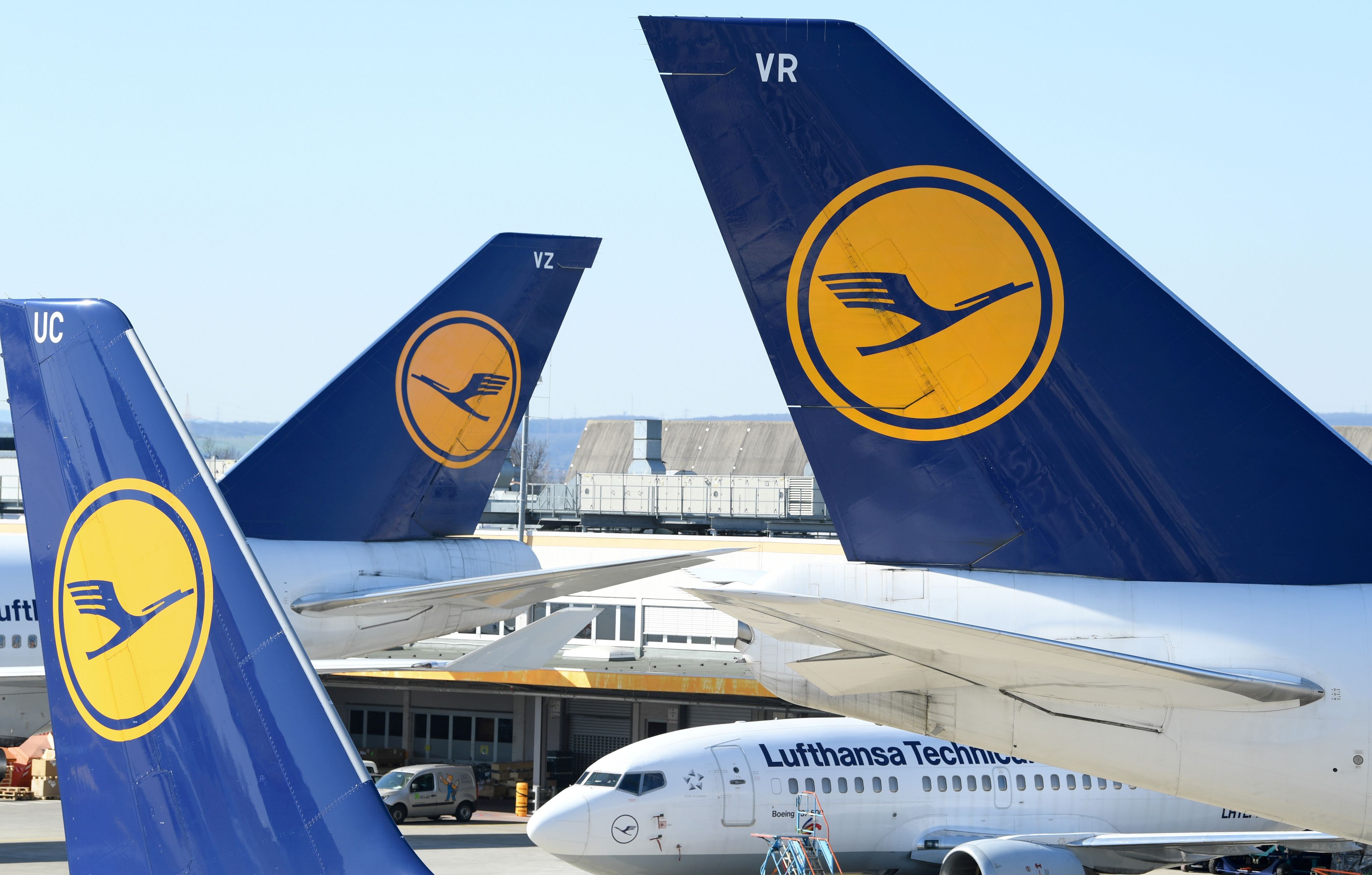 Aviones de Lufthansa "aparcados" en una pista del Aeropuerto de Frankfurt, Alemania.