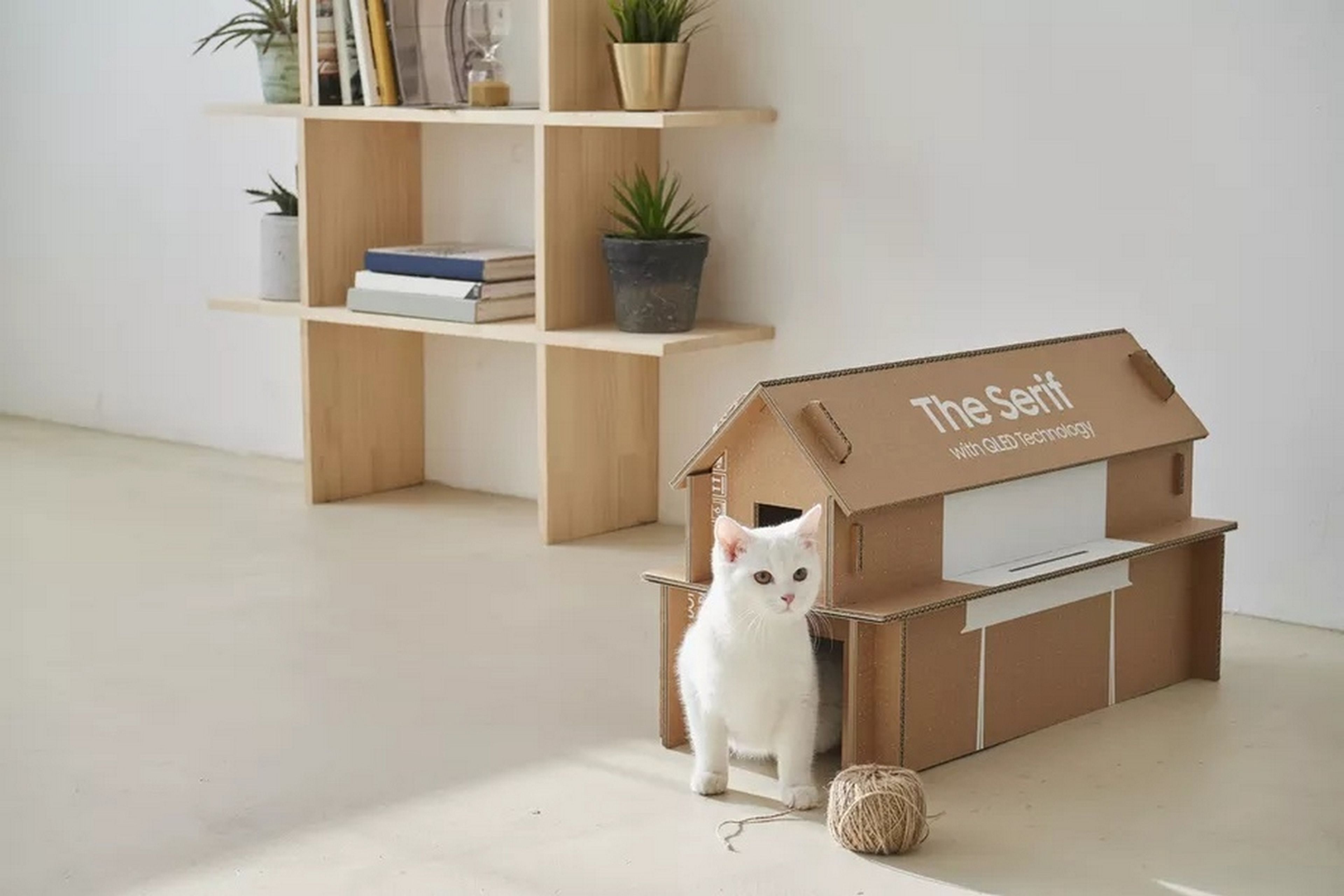 Las cajas de los televisores QLED de Samsung se transforman en una casa para gatos, o un revistero
