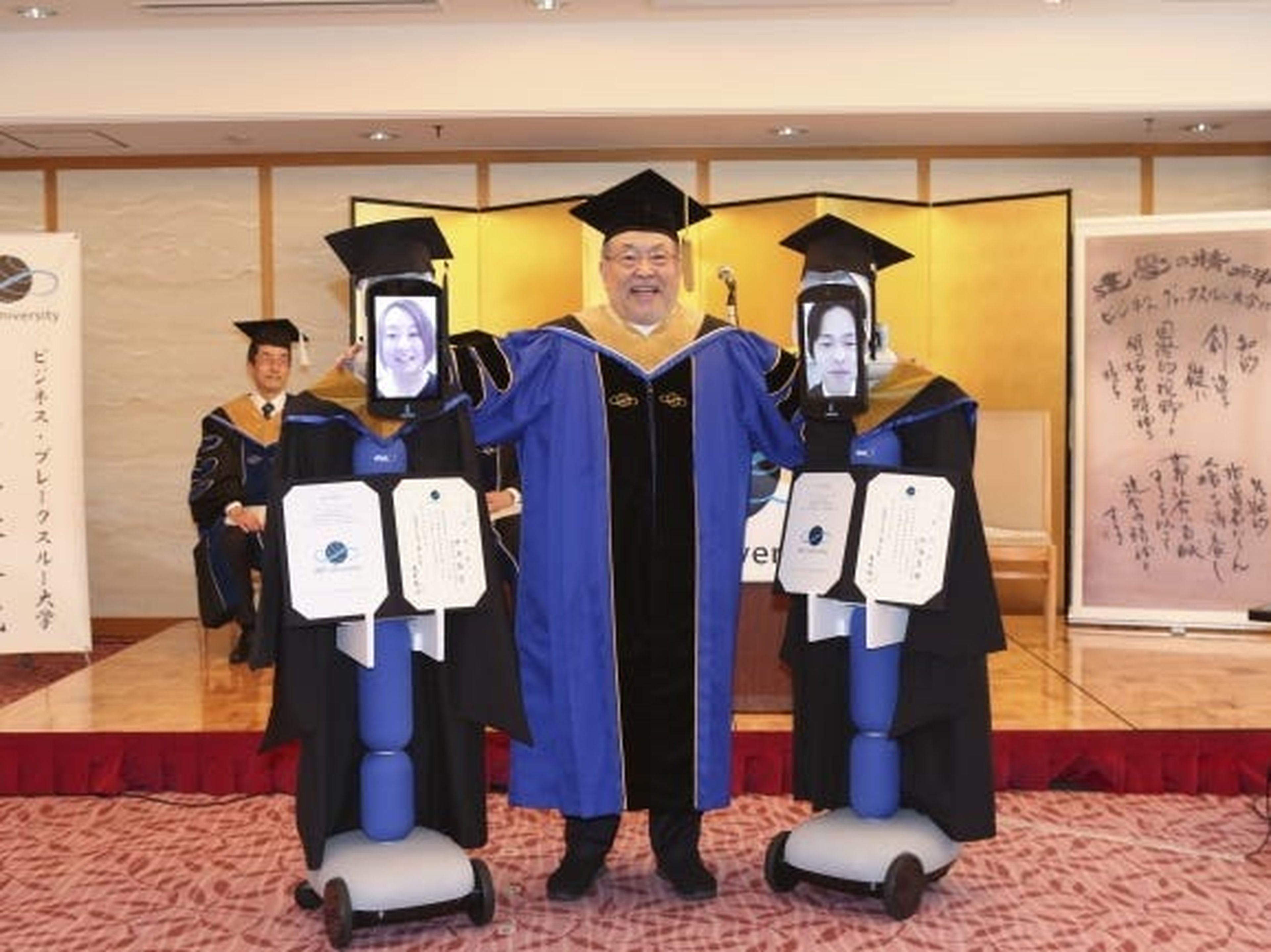 Ceremonia graduación robots Japón