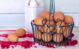 El absurdo motivo por el que ya casi no se venden huevos blancos en el supermercado