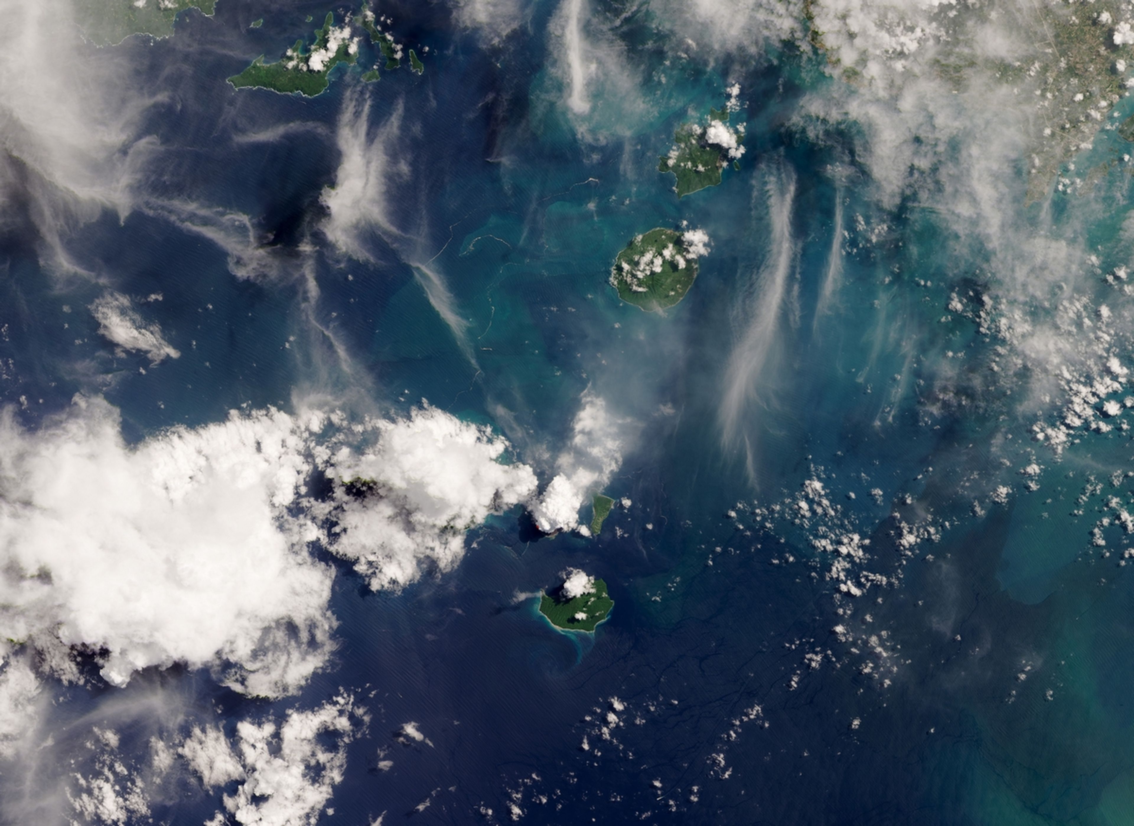 El volcán Krakatoa ha vuelto a escupir fuego, así se ve desde el espacio