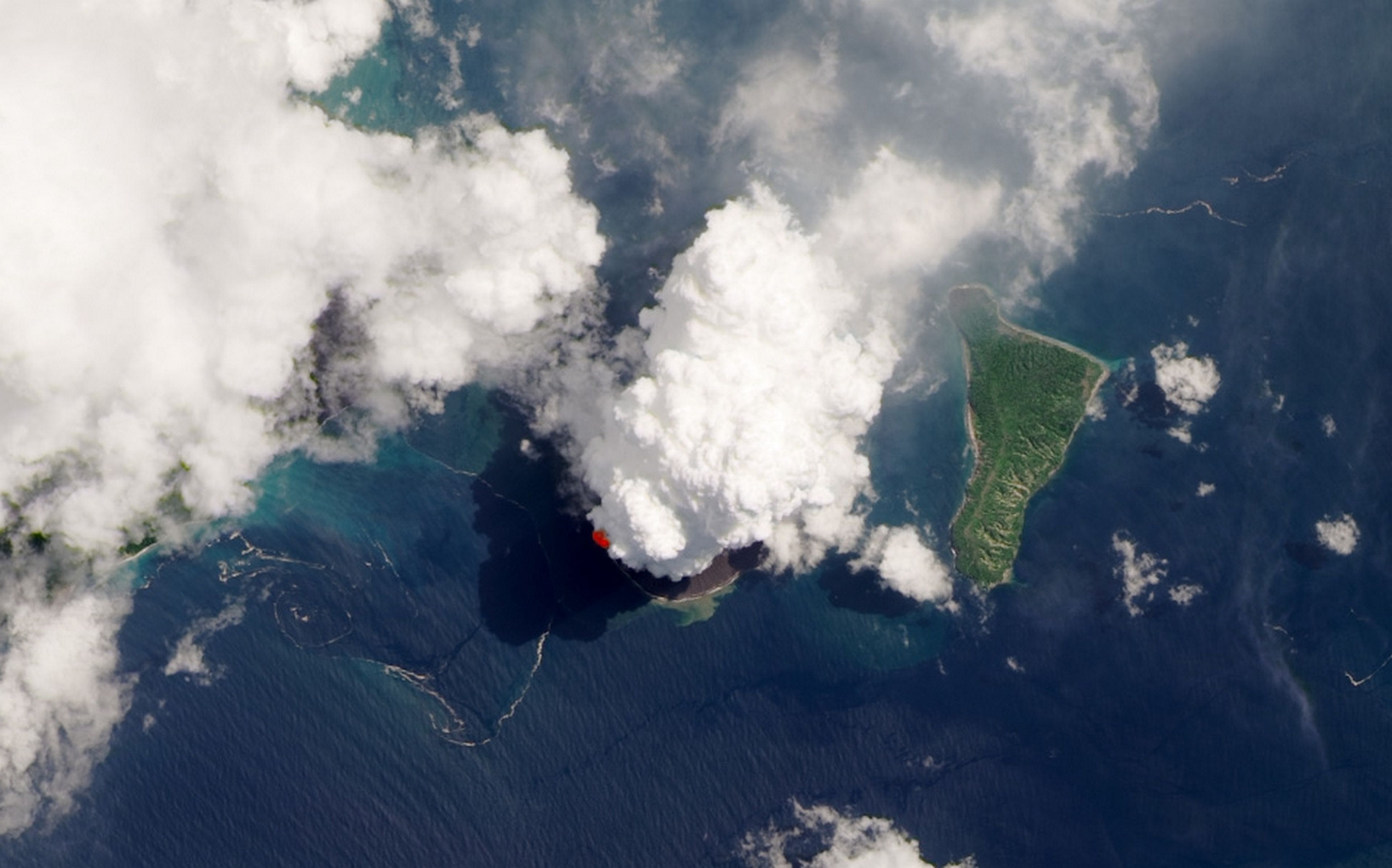 El volcán Krakatoa ha vuelto a escupir fuego, así se ve desde el espacio