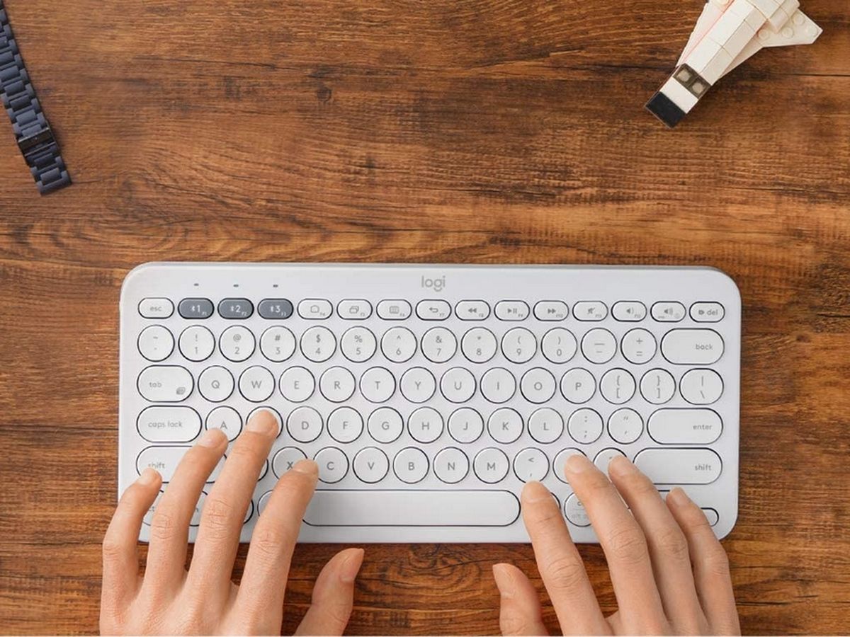 Este bonito y compacto teclado Bluetooth de Logitech ha bajado a
