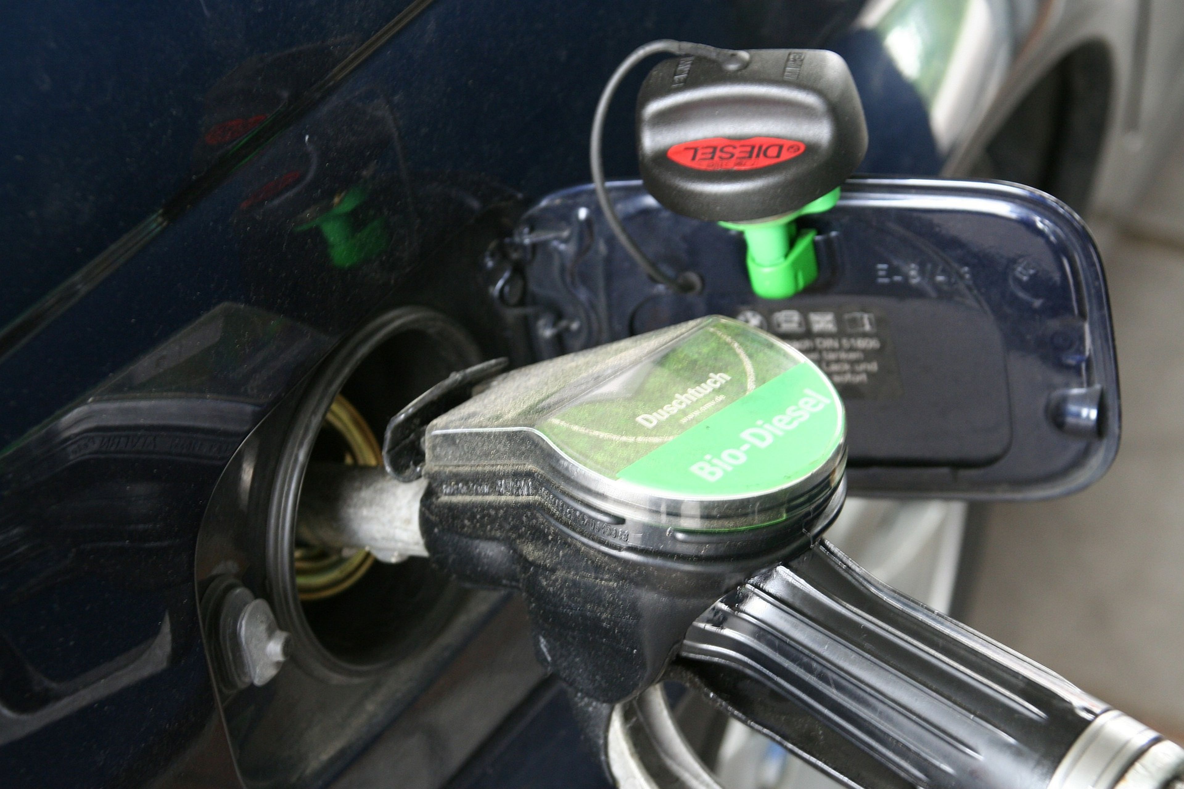 Las gasolineras donde ha bajado el diésel de 0,9 euros el litro