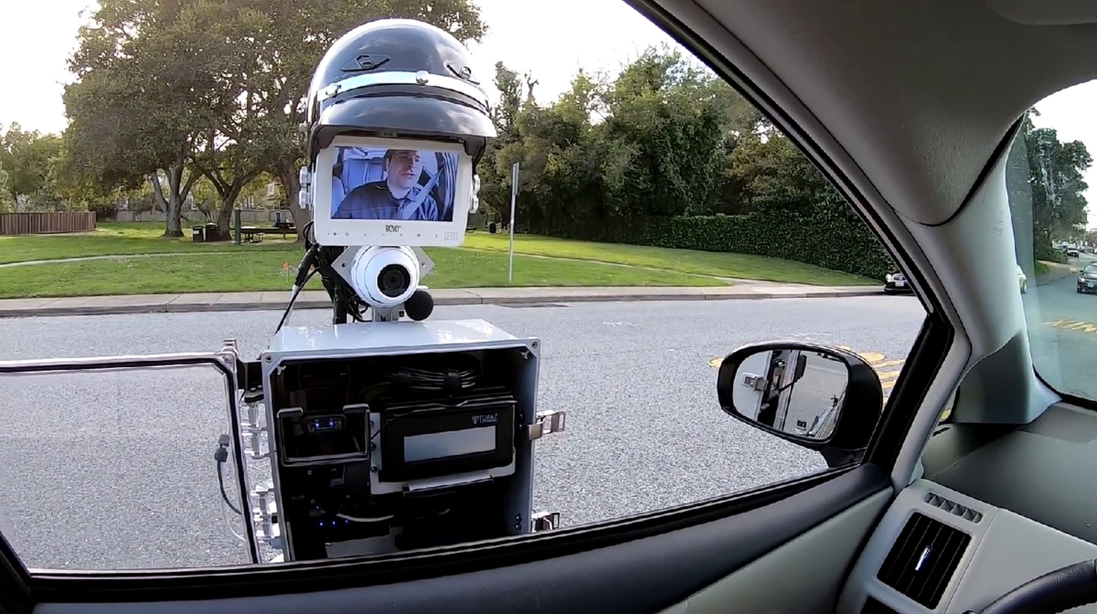 Este robot policía te para en la carretera, pone pinchos en las ruedas para que no escapes, y clava multas