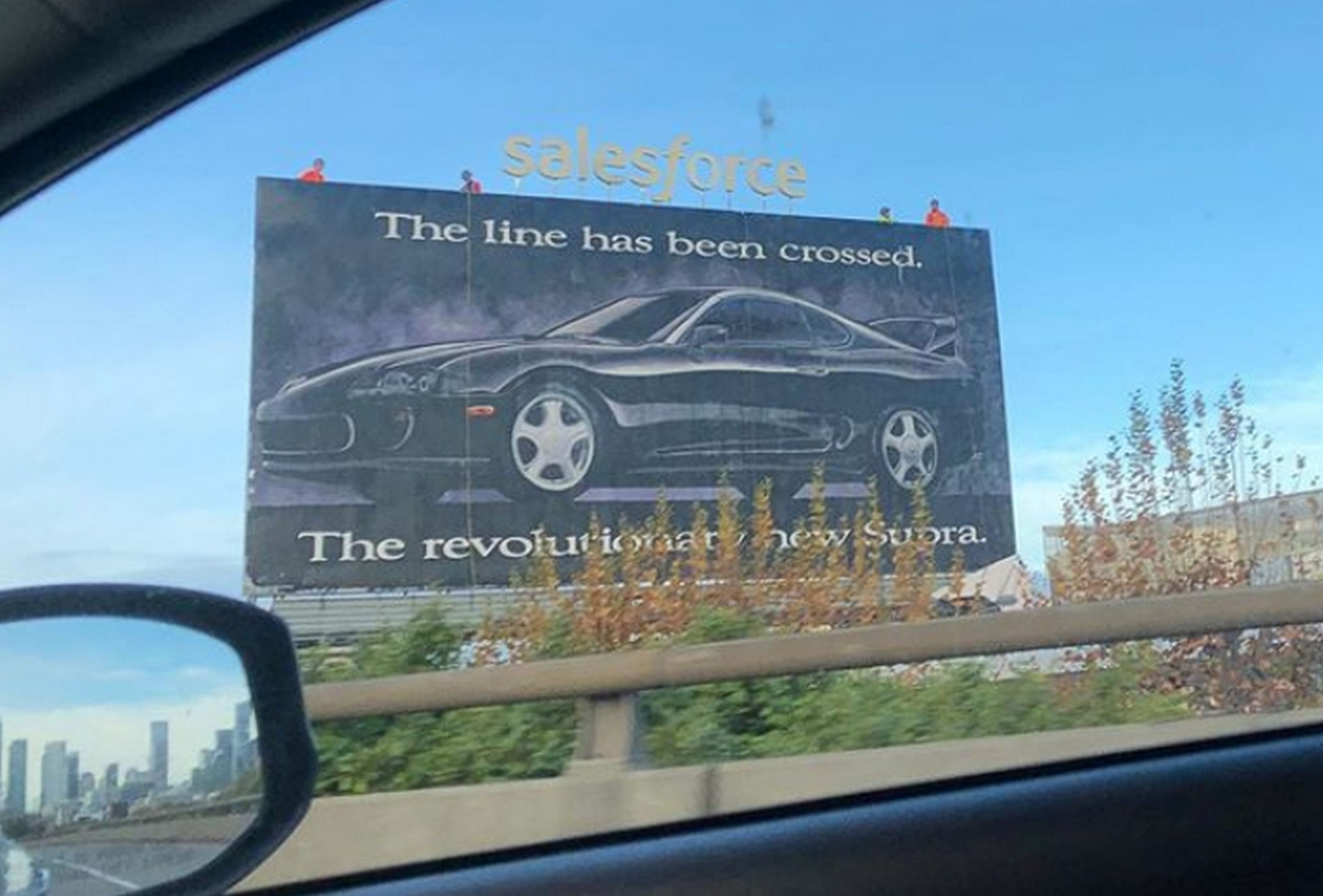 Este cartel de San Francisco lleva 27 años anunciando el Toyota Supra de 1993, pero hay una razón