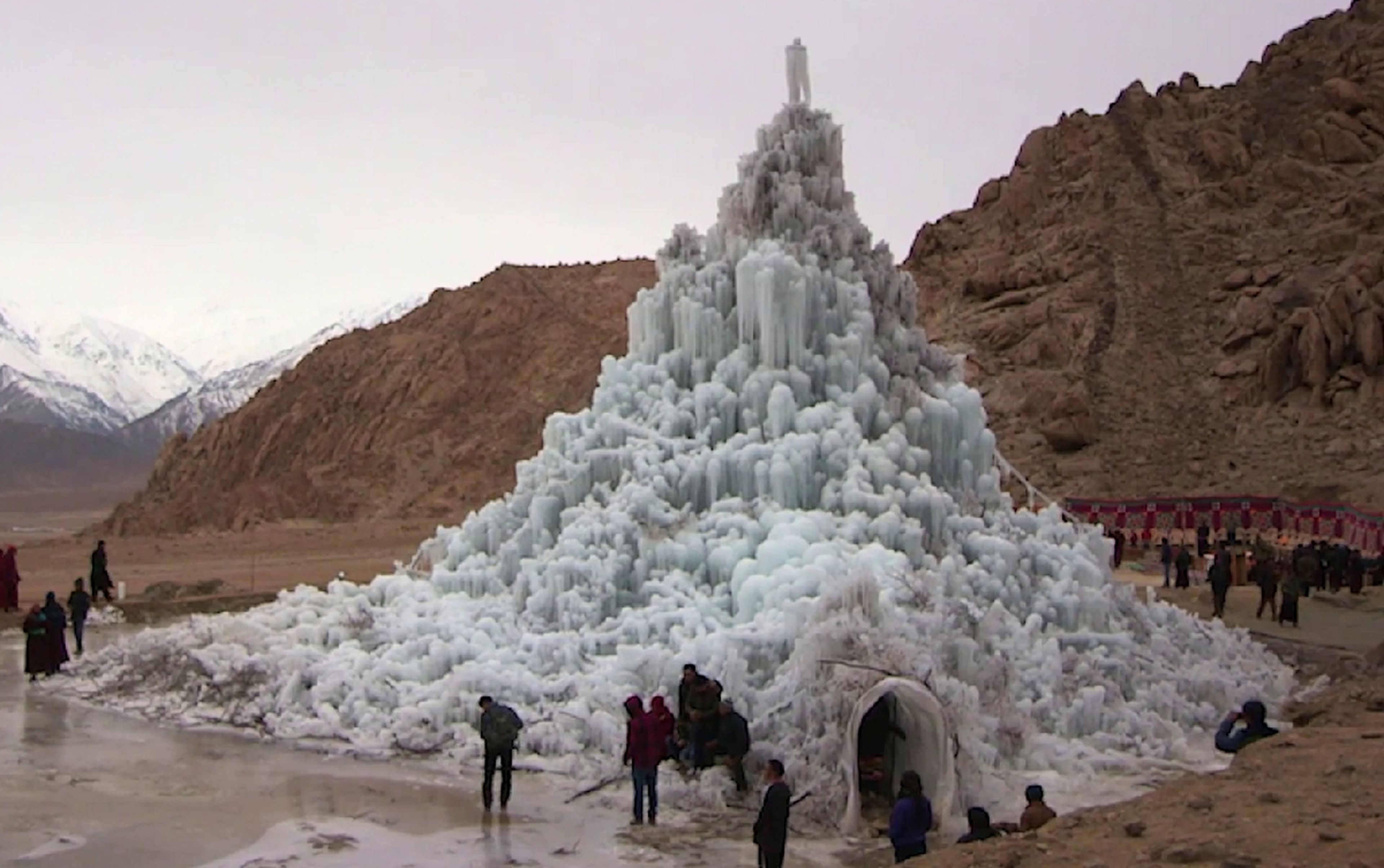Crean glaciares artificiales en el desierto para convertirlo en un oasis