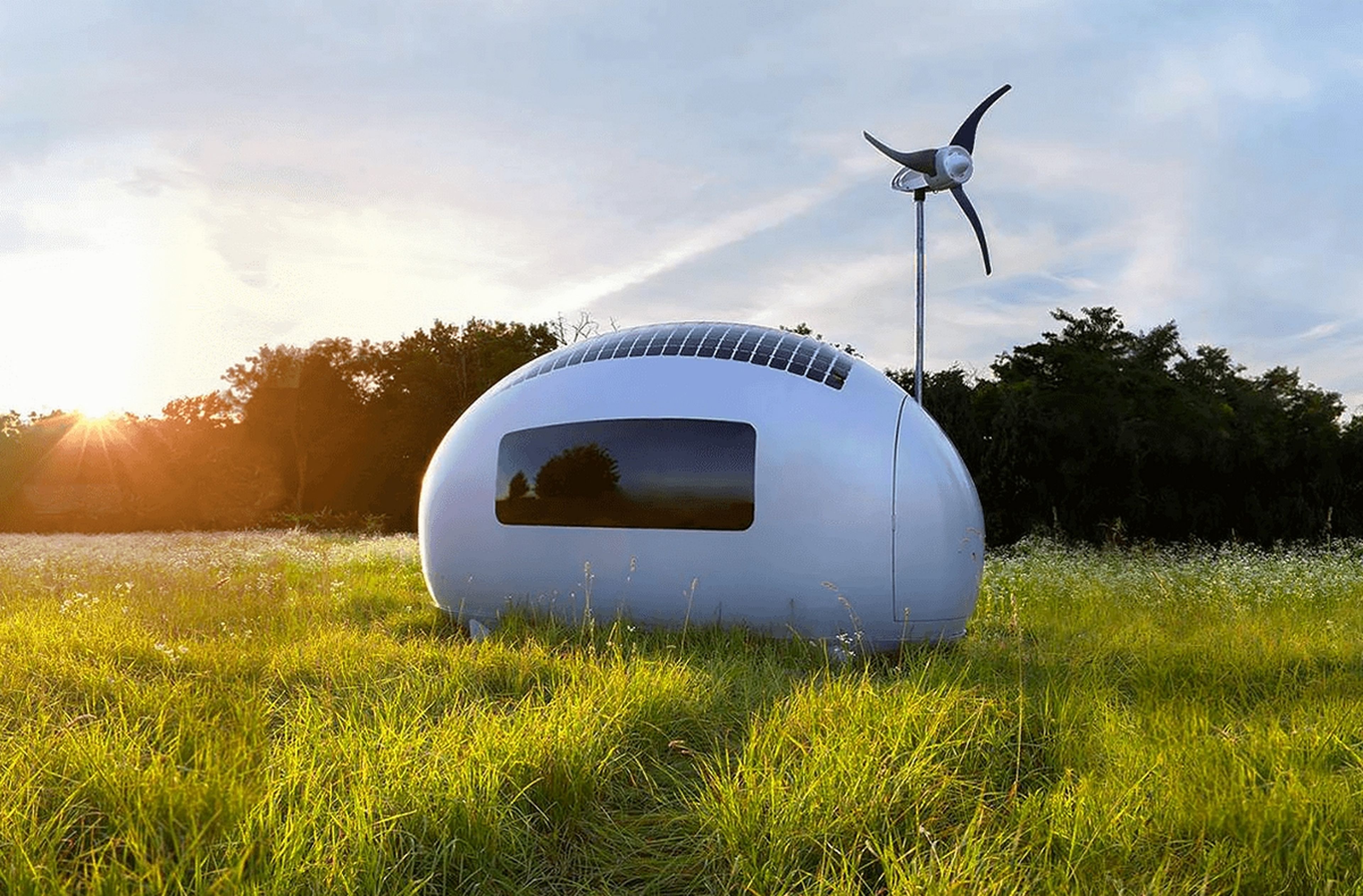 Esta ecocápsula sirve para montar la oficina en el jardín y almacenar energía solar