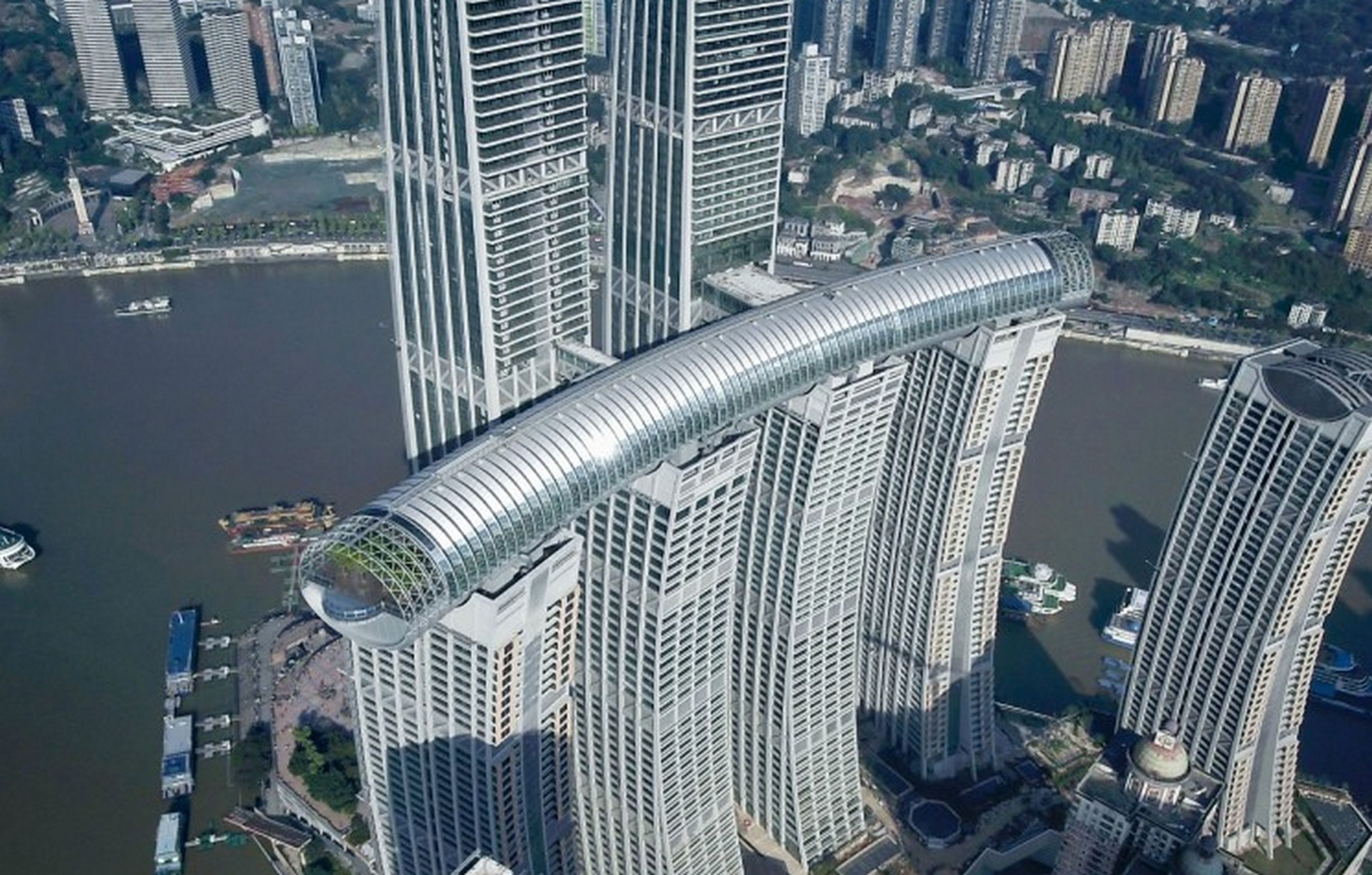 El espectacular rascacielos horizontal chino abre al público