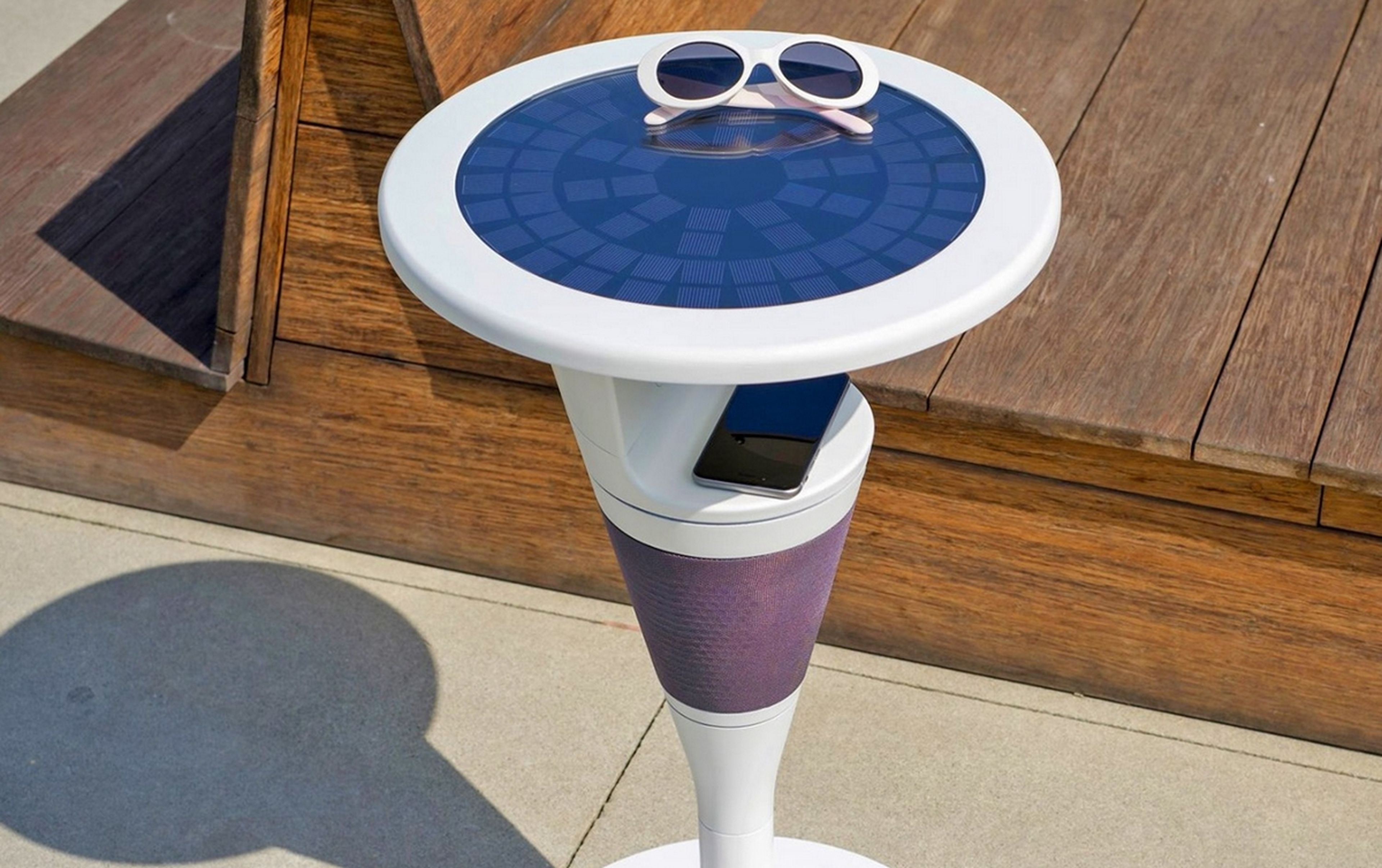 Esta mesa de jardín tiene carga inalámbrica solar para el móvil y altavoces JBL para escuchar música