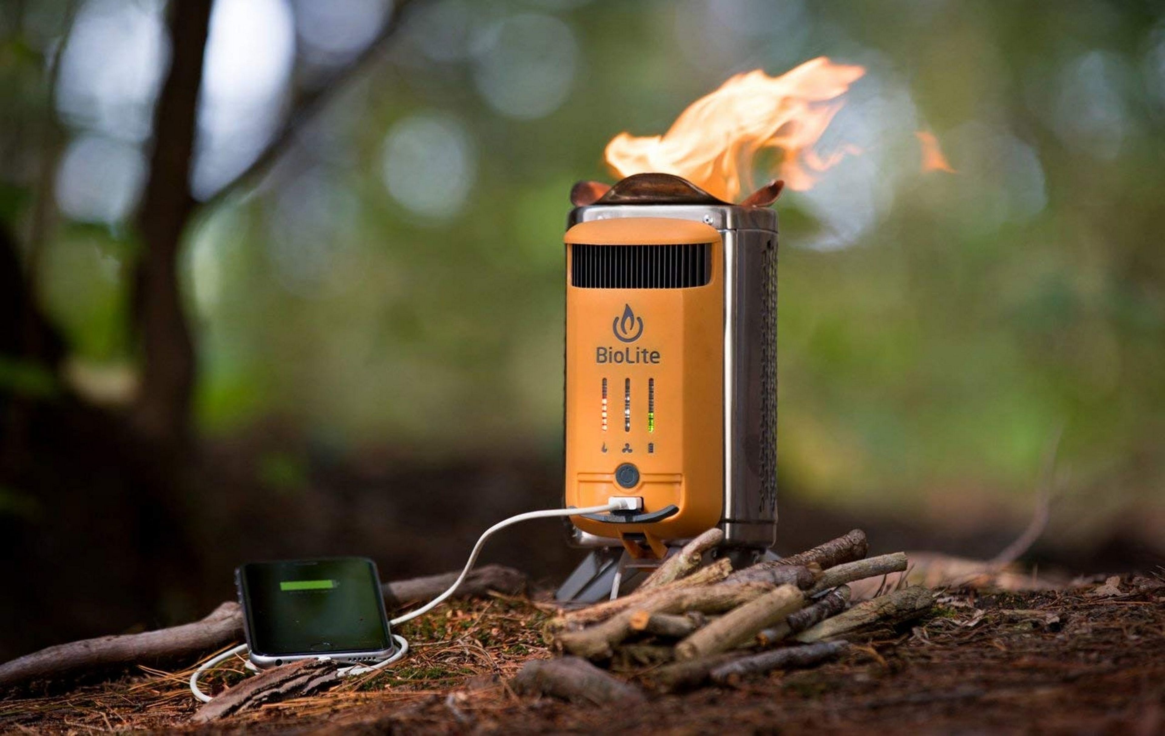 Esta batería que carga el móvil con fuego... y de paso te calienta el café
