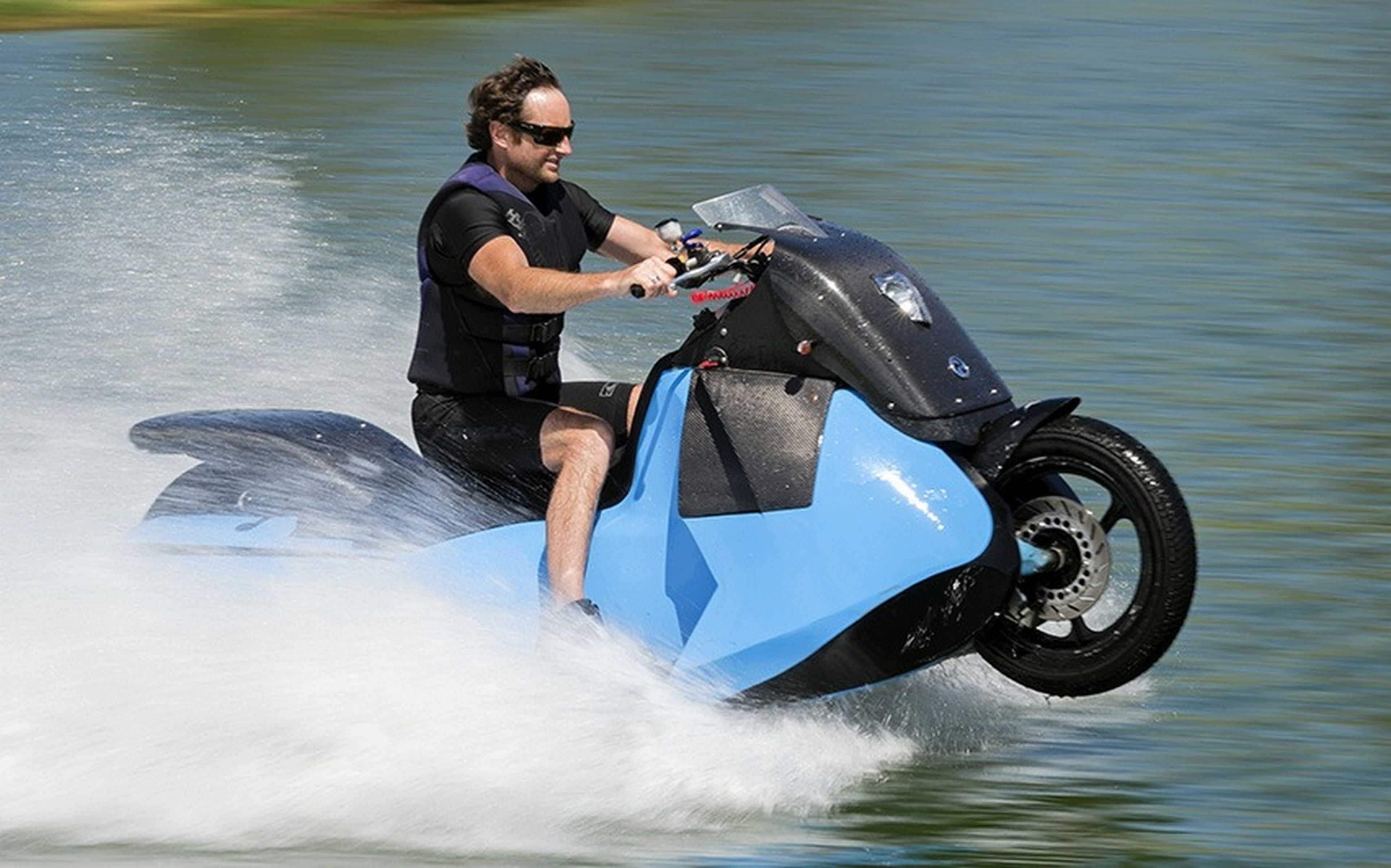 Biski, la moto anfibia para saltar de la carretera al agua sin frenar