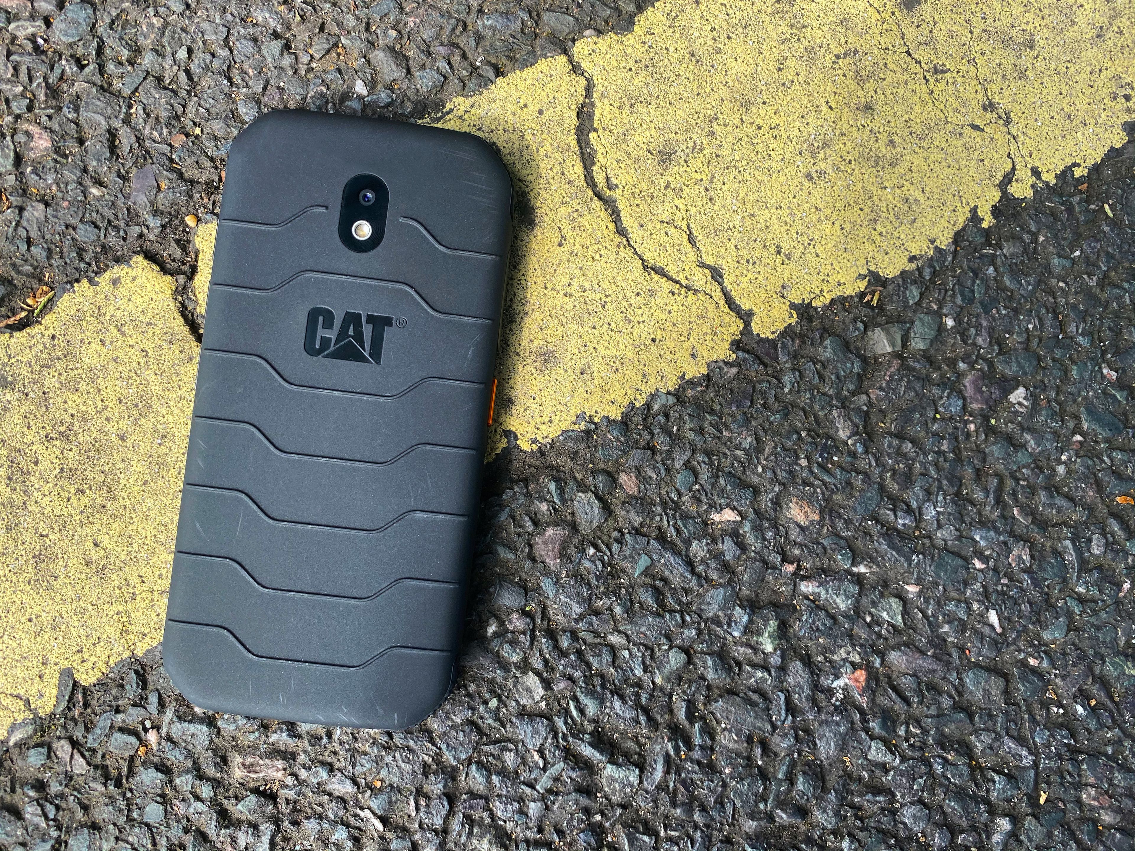 Cat S42, el móvil resistente a caídas se renueva sin perder ni una