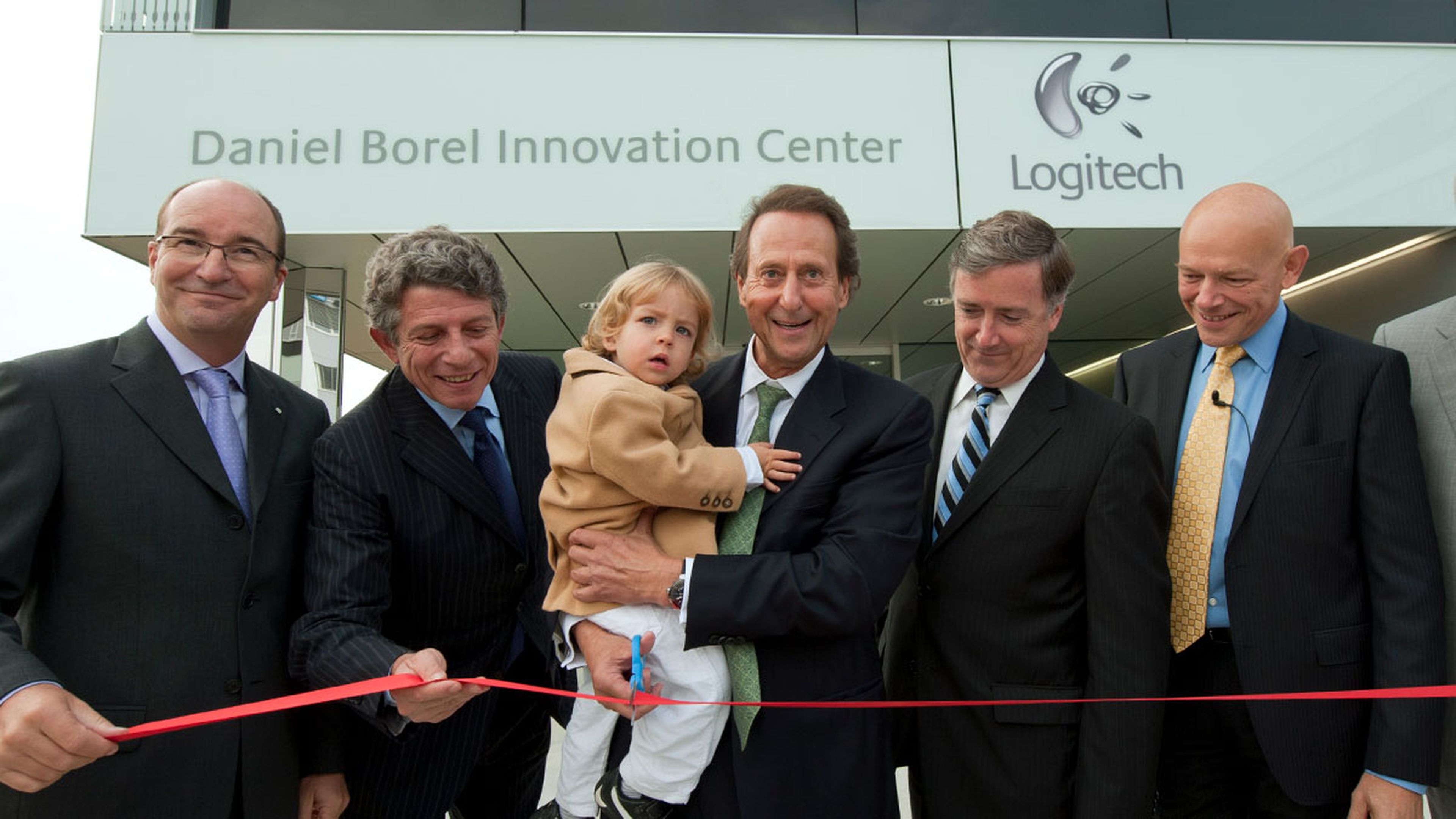 Daniel Borel (centro) inaugurando el centro de innovación de Logitech