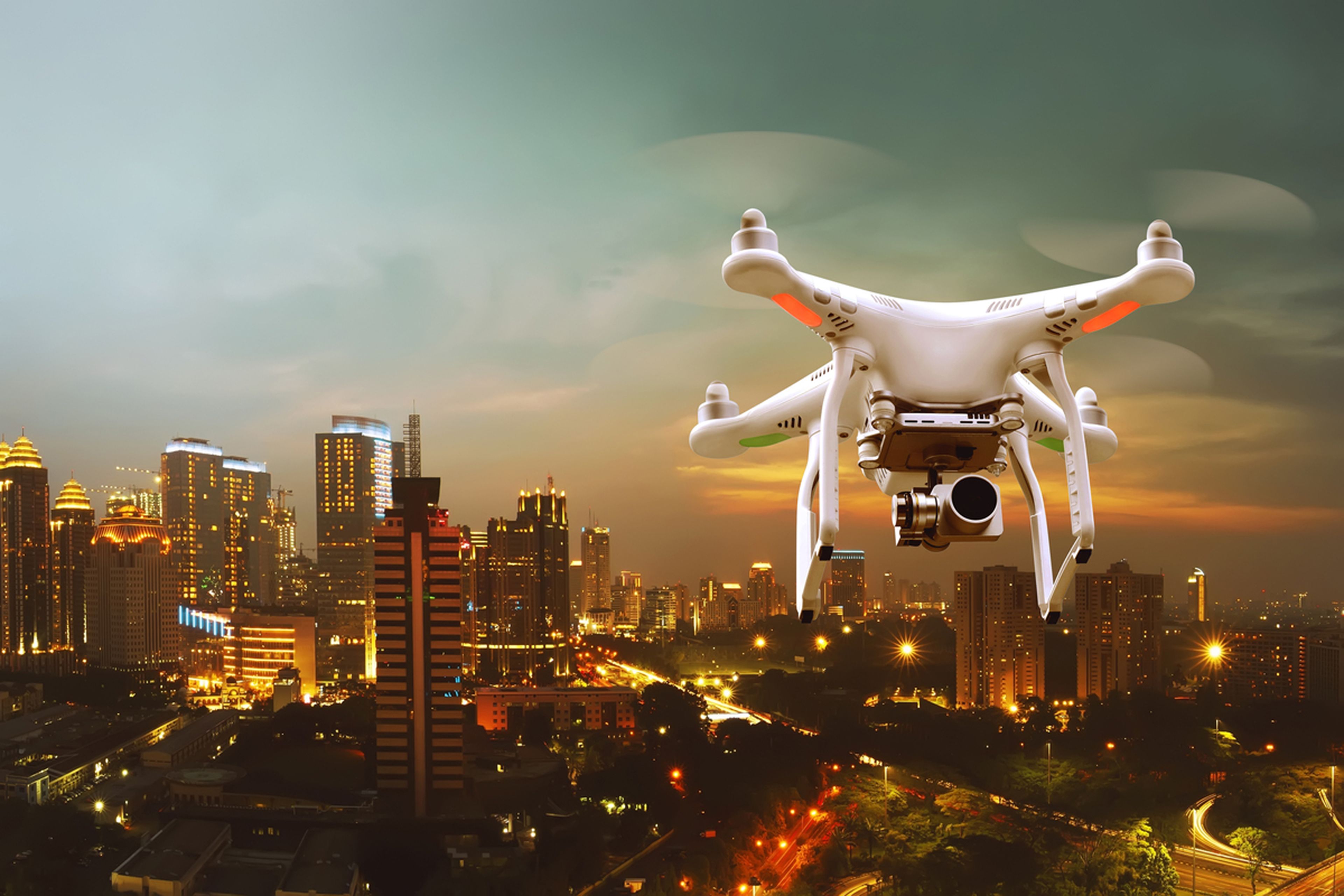 Dron sobrevolando ciudad