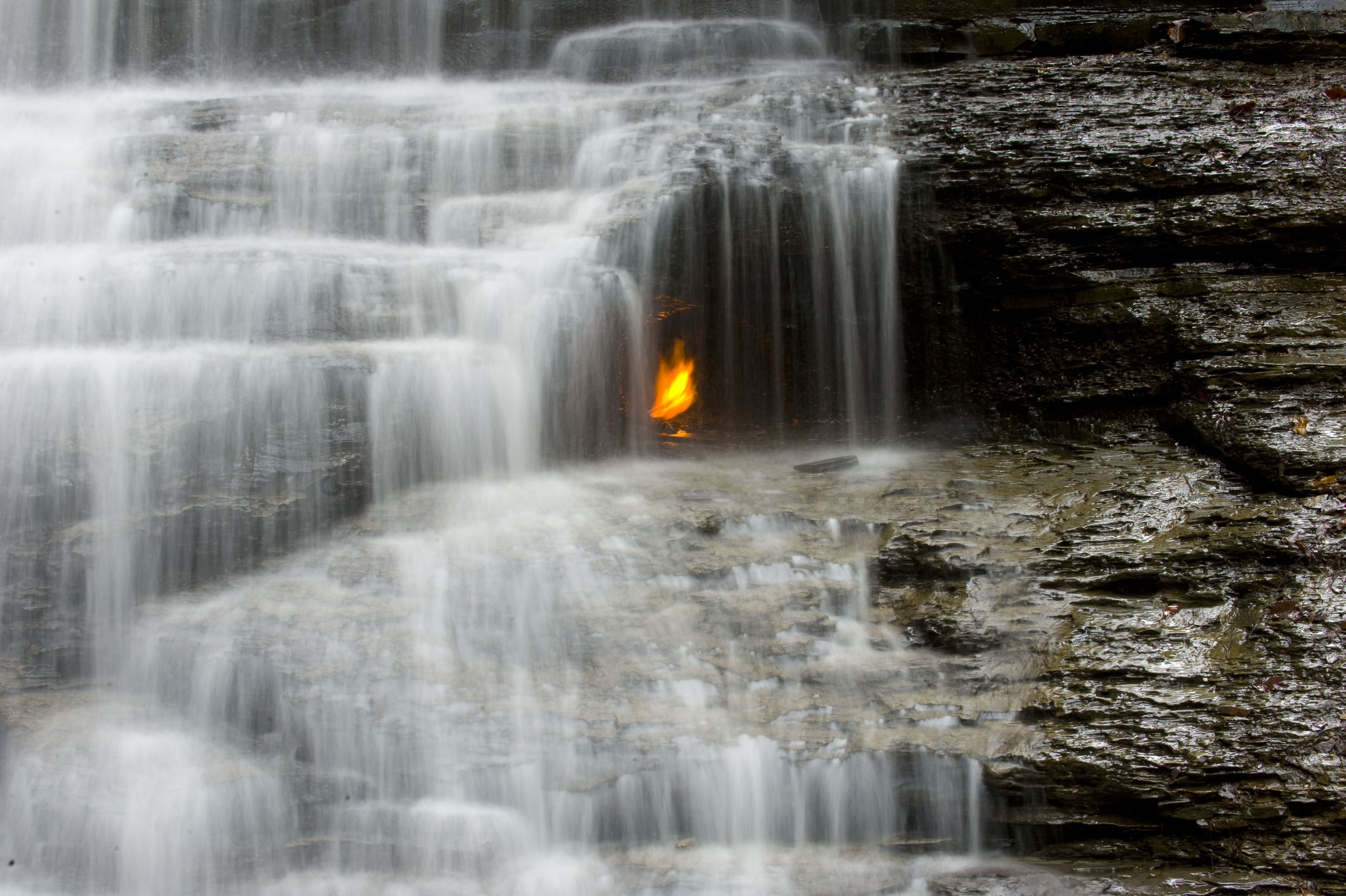 Eternal Flame Falls fuego en una cascada