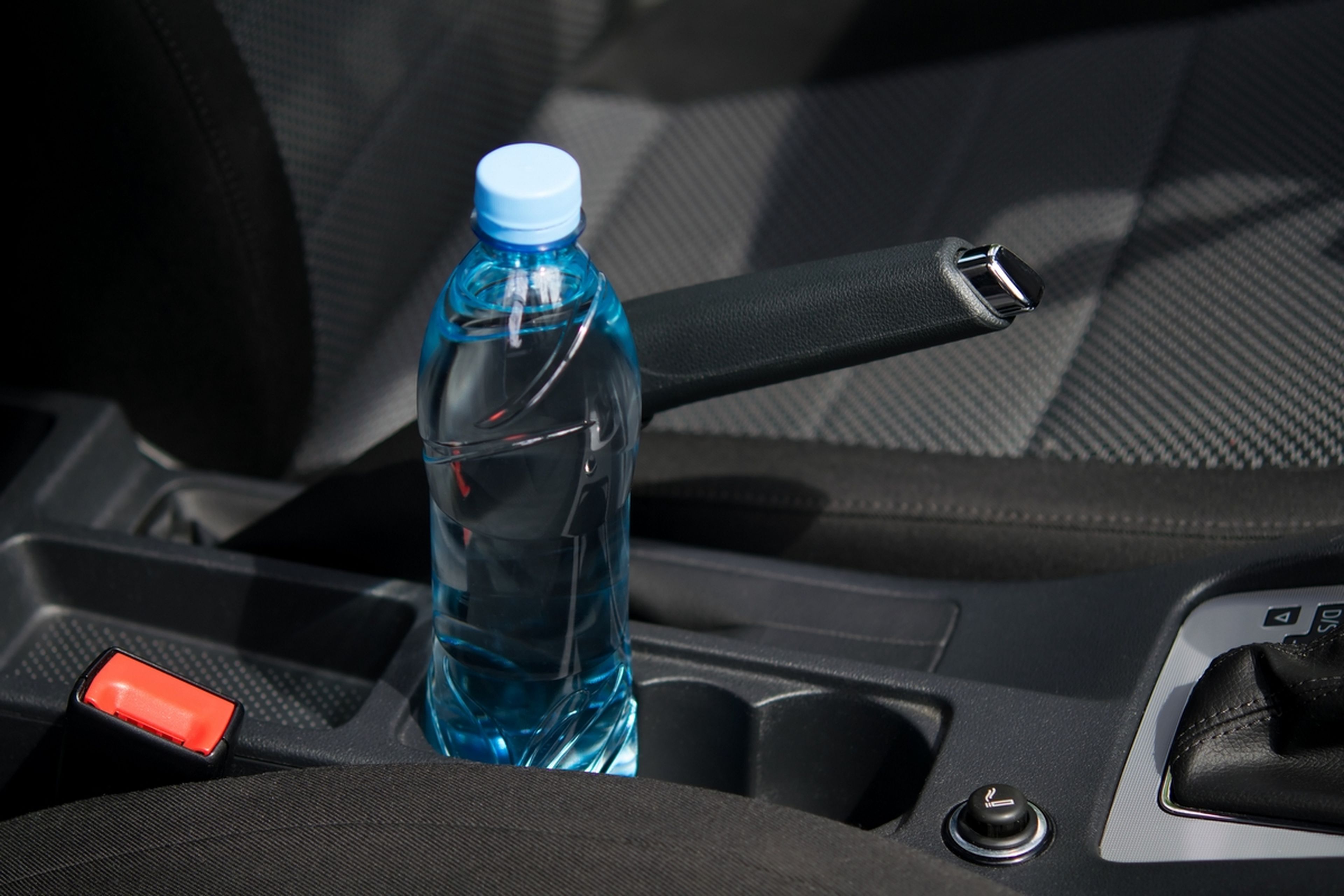 Los peligros de llevar una botella de agua en el coche (y no tiene que ver solo con el calor)