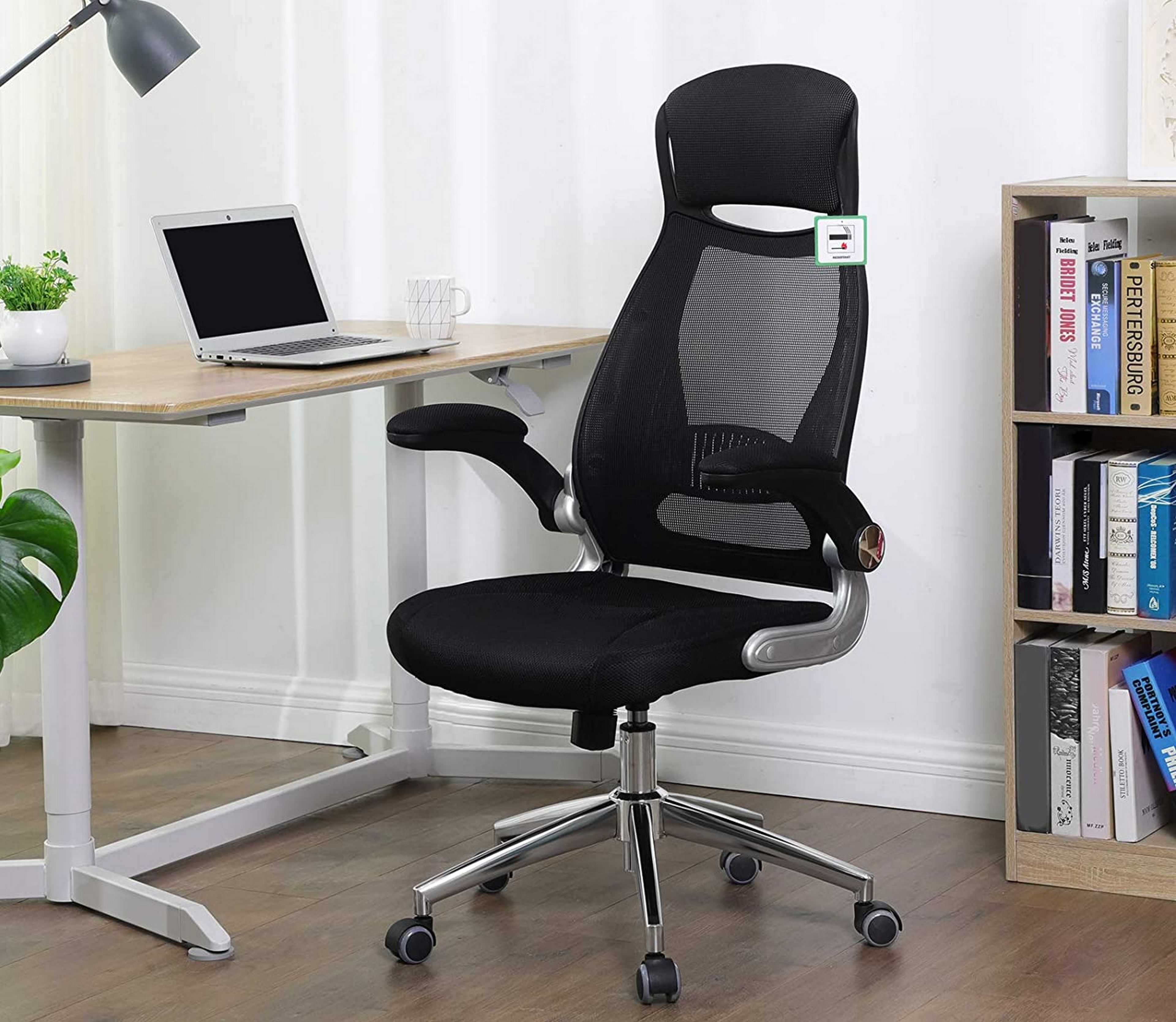 Esta silla giratoria oficina con reposacabezas está precio de derribo | Computer Hoy