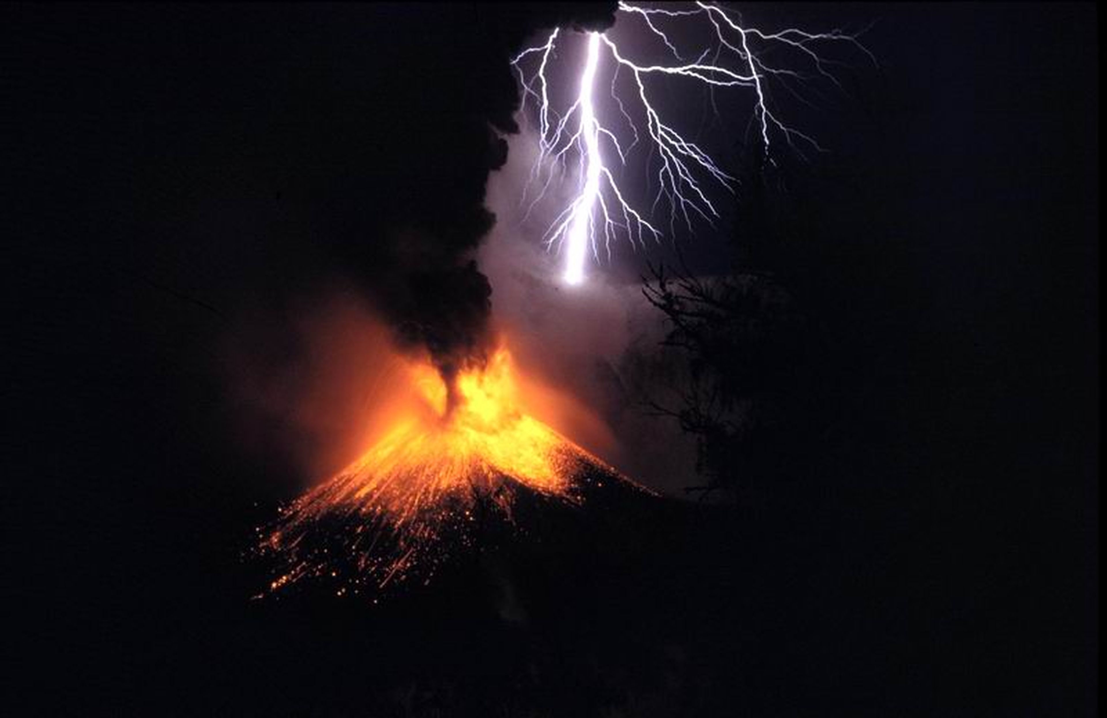 Tormenta sucia con rayos en un volcán