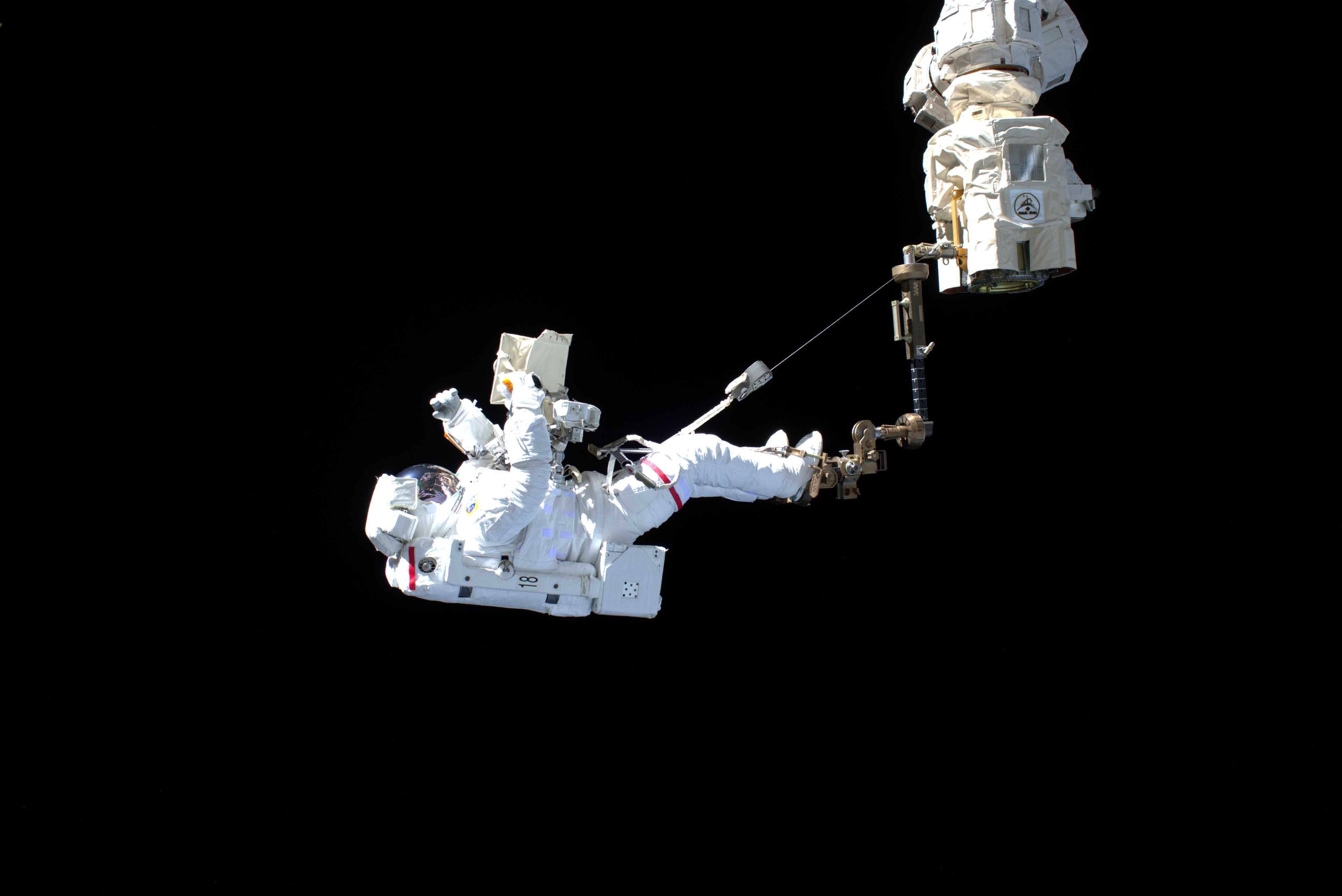 Astronauta de la ESA Luca Parmitano realizando un paseo espacial