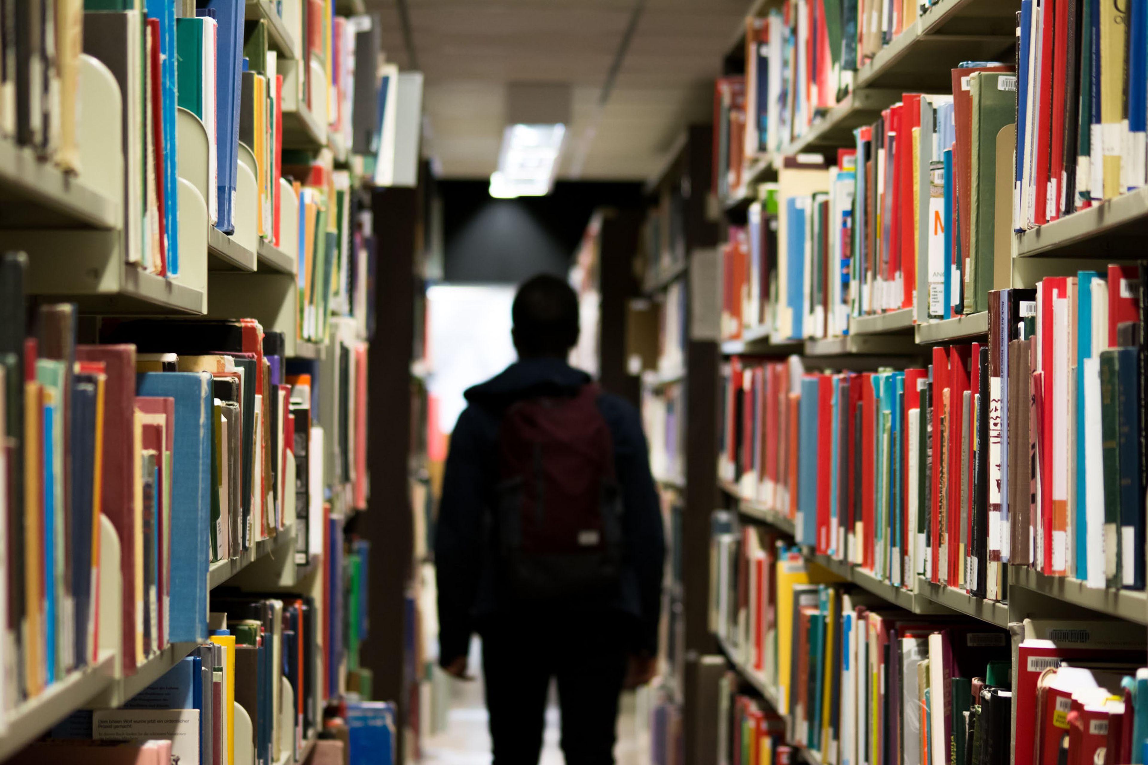 Biblioteca con libros