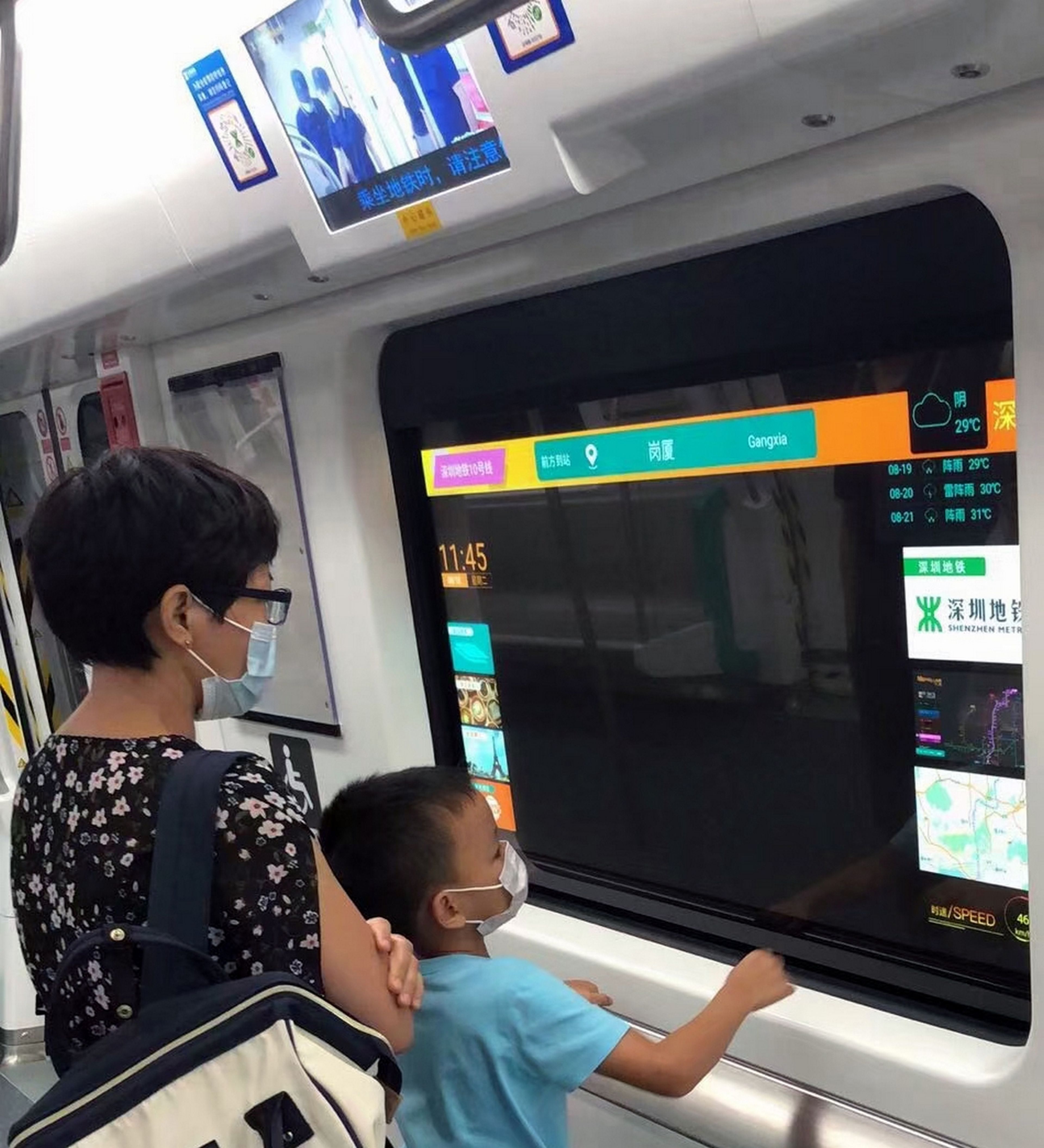 En China los cristales del metro ya son pantallas OLED transparentes