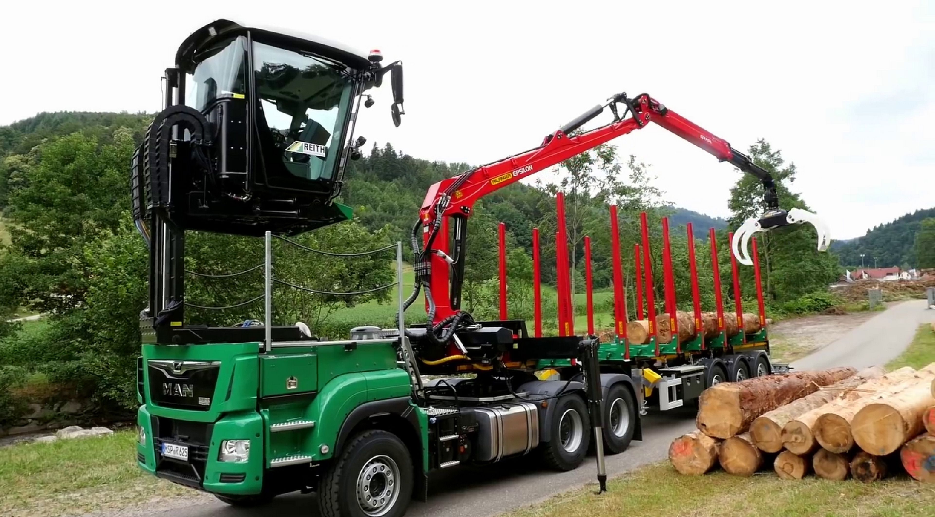 Doll Dogo 12K, el camión grúa que levanta y transporta árboles de hasta 22 metros