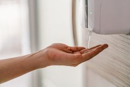 El curioso y sencillo truco de una dermatóloga para saber si debes usar un gel hidroalcohólico