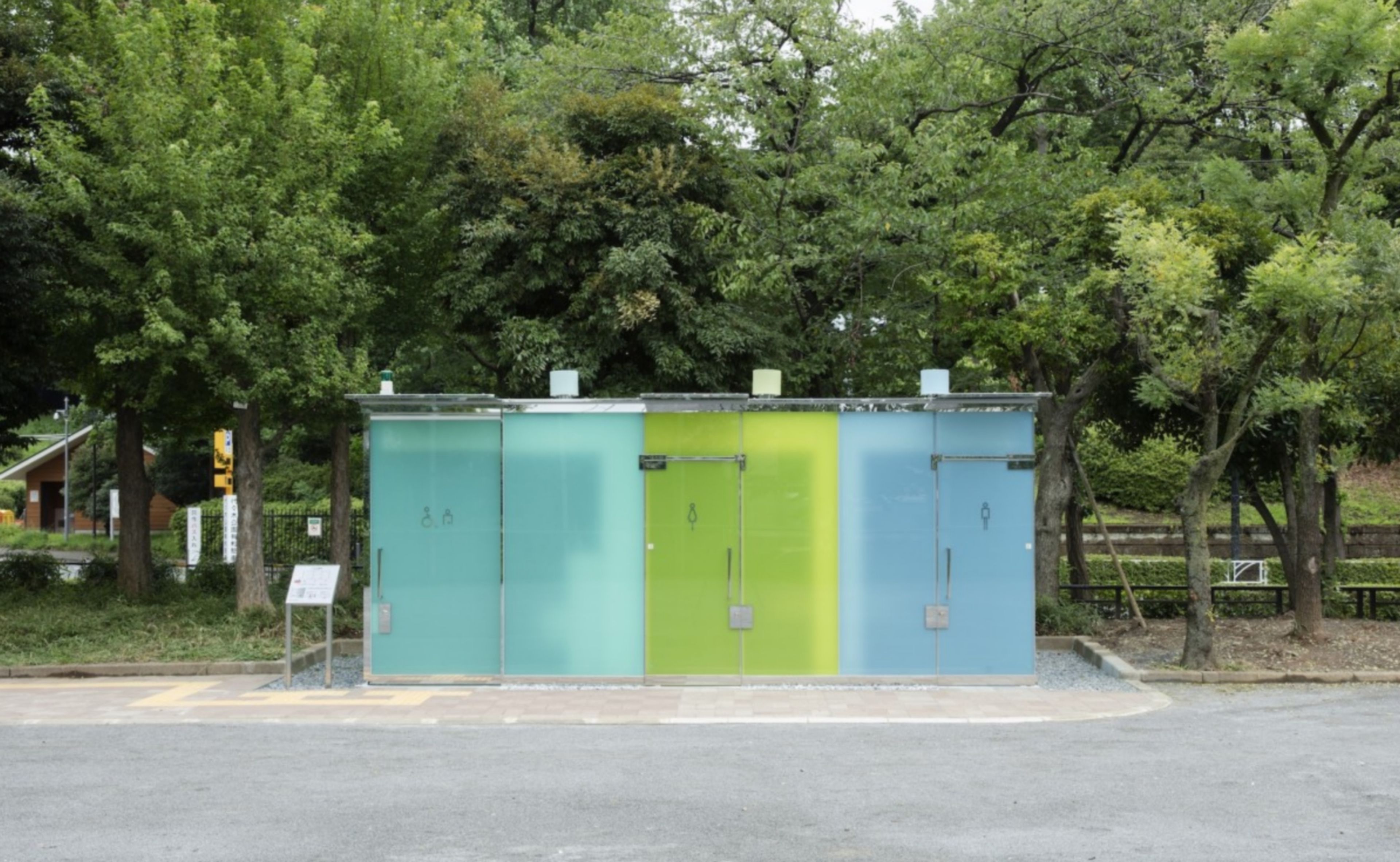 En Japón han construido urinarios públicos con paredes transparentes... pero tiene truco