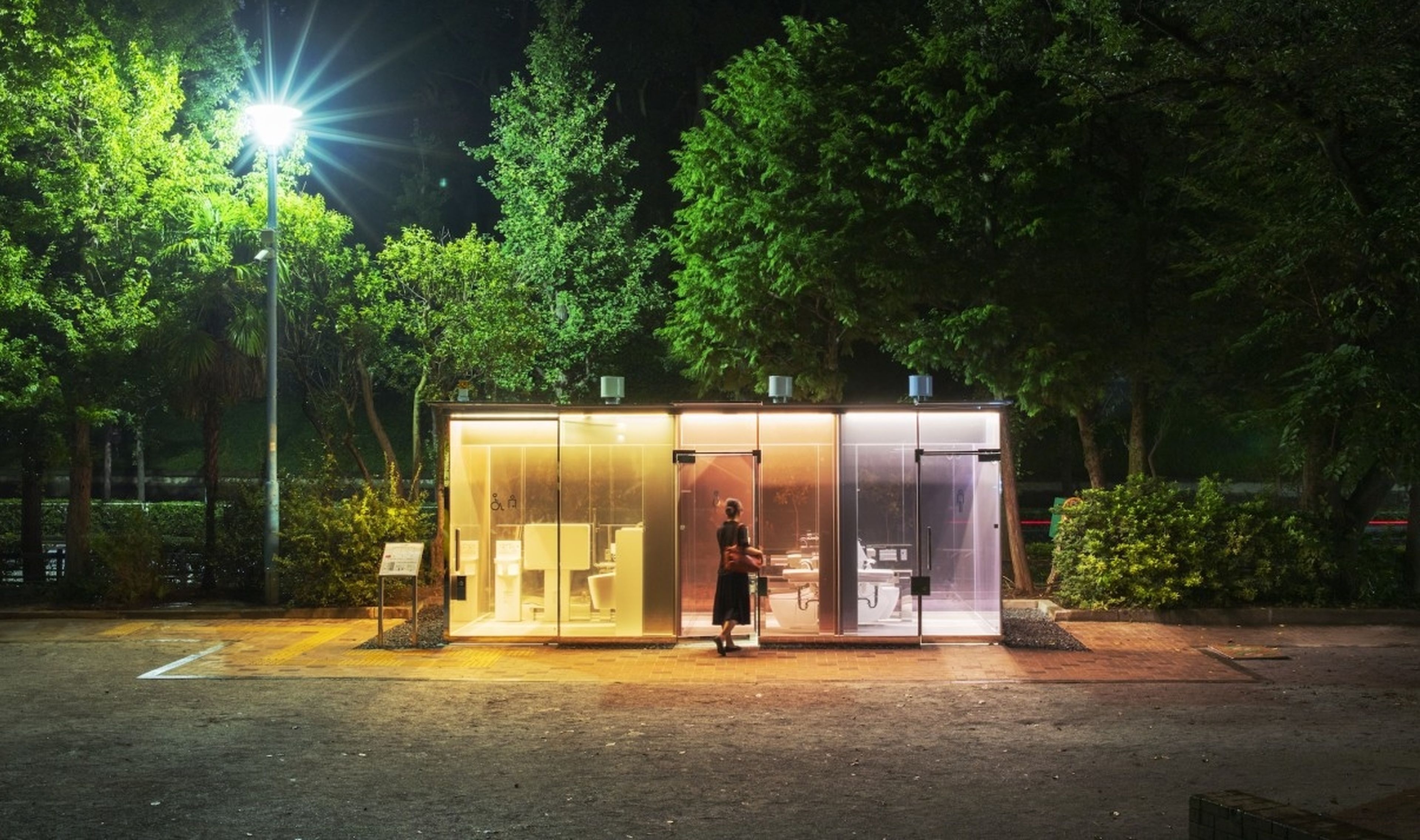 En Japón han construido urinarios públicos con paredes transparentes... pero tiene truco