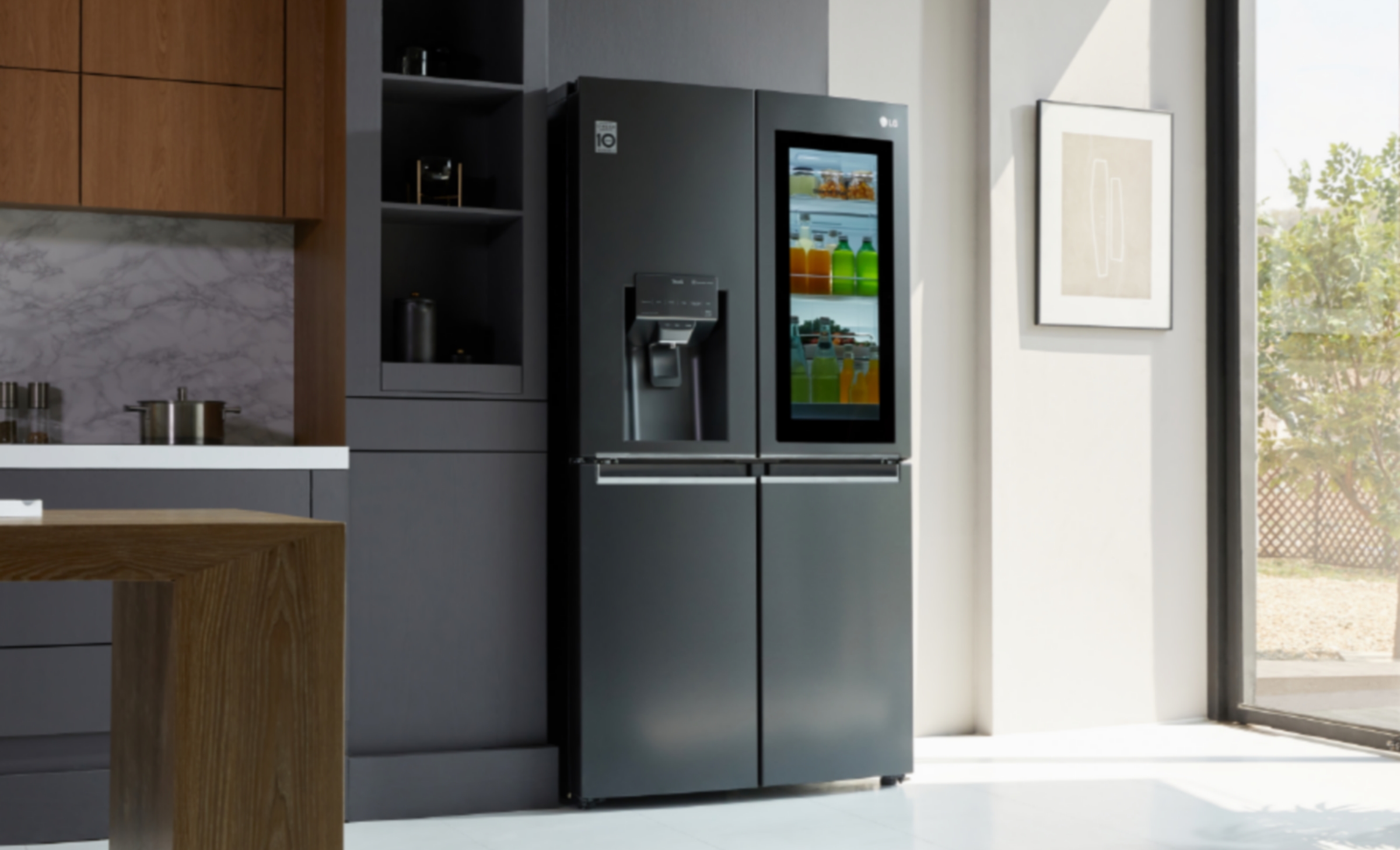 LG presenta un frigorífico con inteligencia artificial y luz ultravioleta  que mata las bacterias y los gérmenes