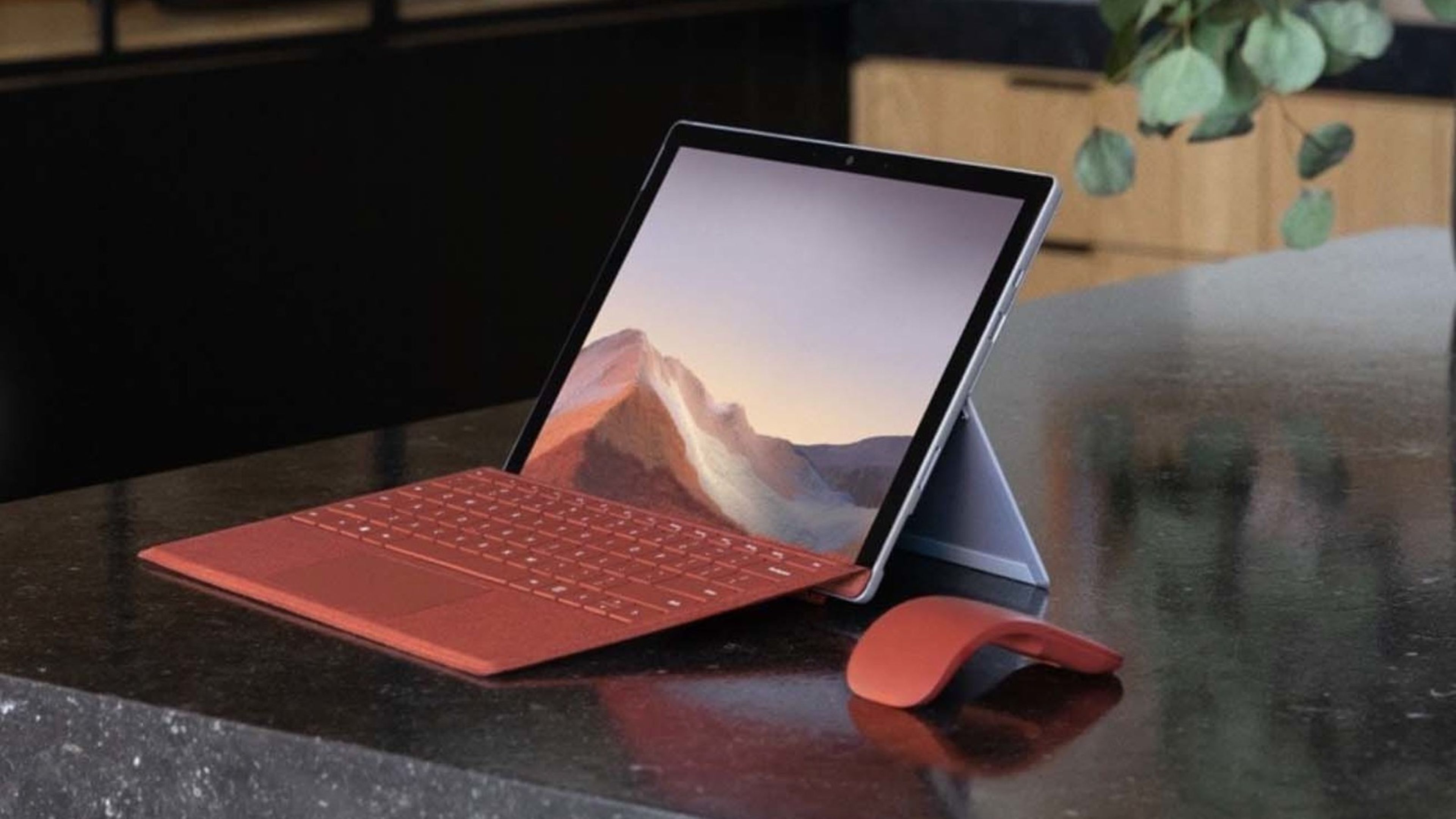Microsoft Surface Pro 7 y Type Cover en rojo
