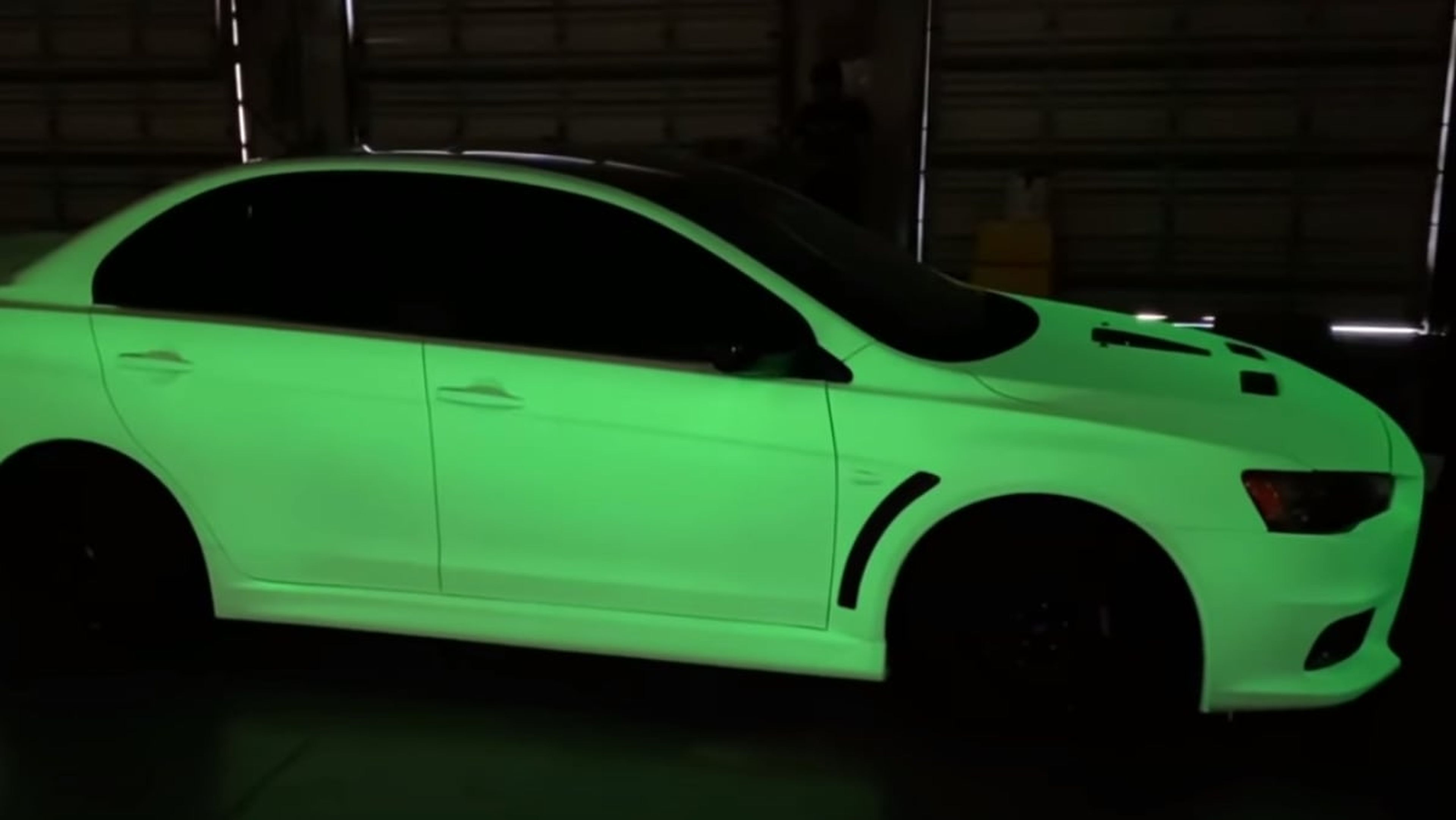 Mitsubishi Evo brilla en la oscuridad