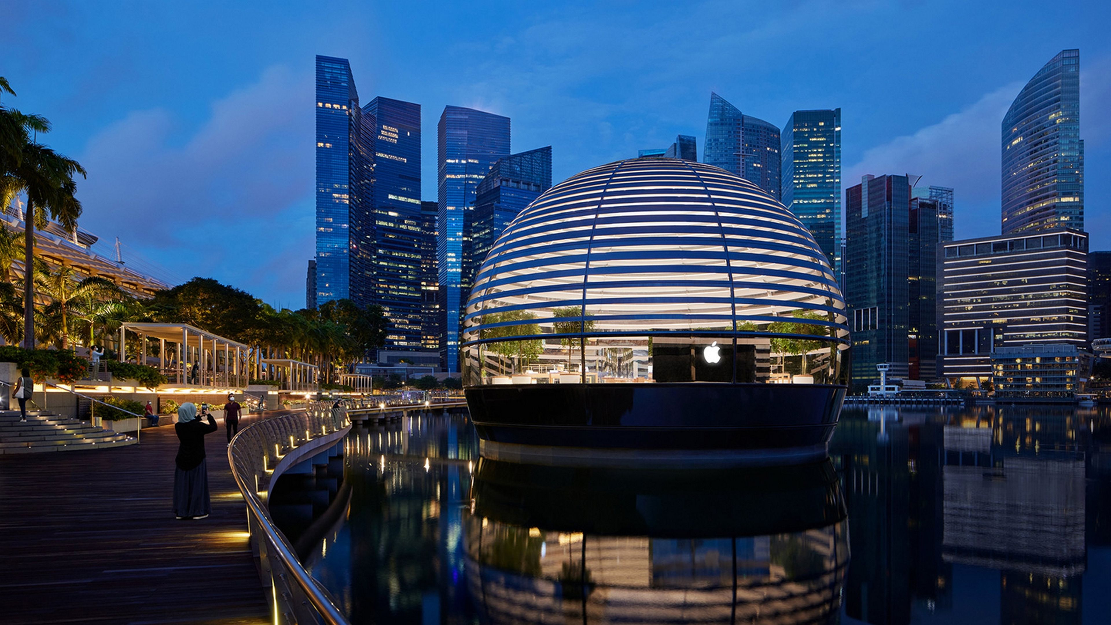 Apple nos invita a entrar dentro de su tienda flotante de Singapur