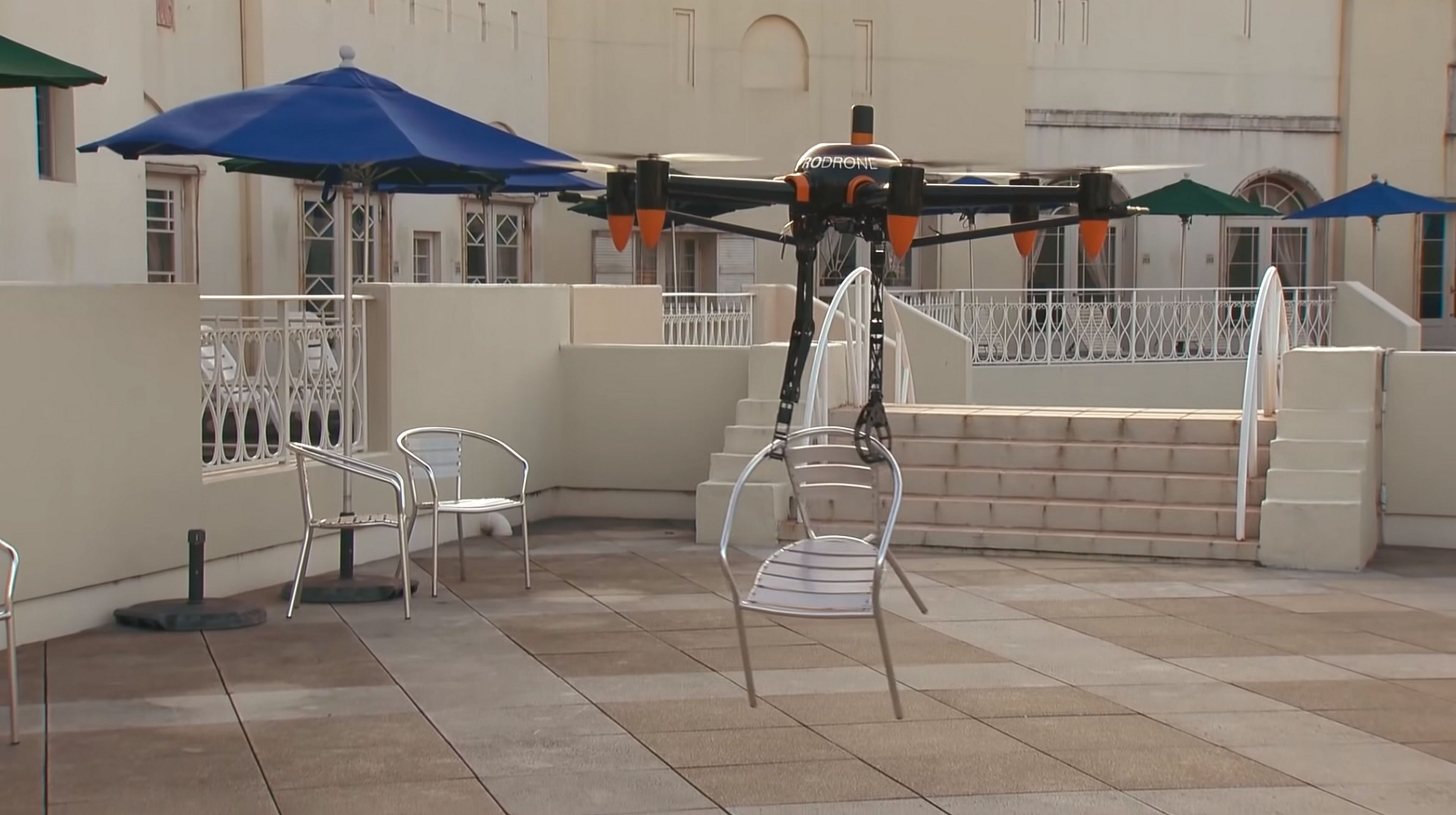 Dron con brazos robóticos