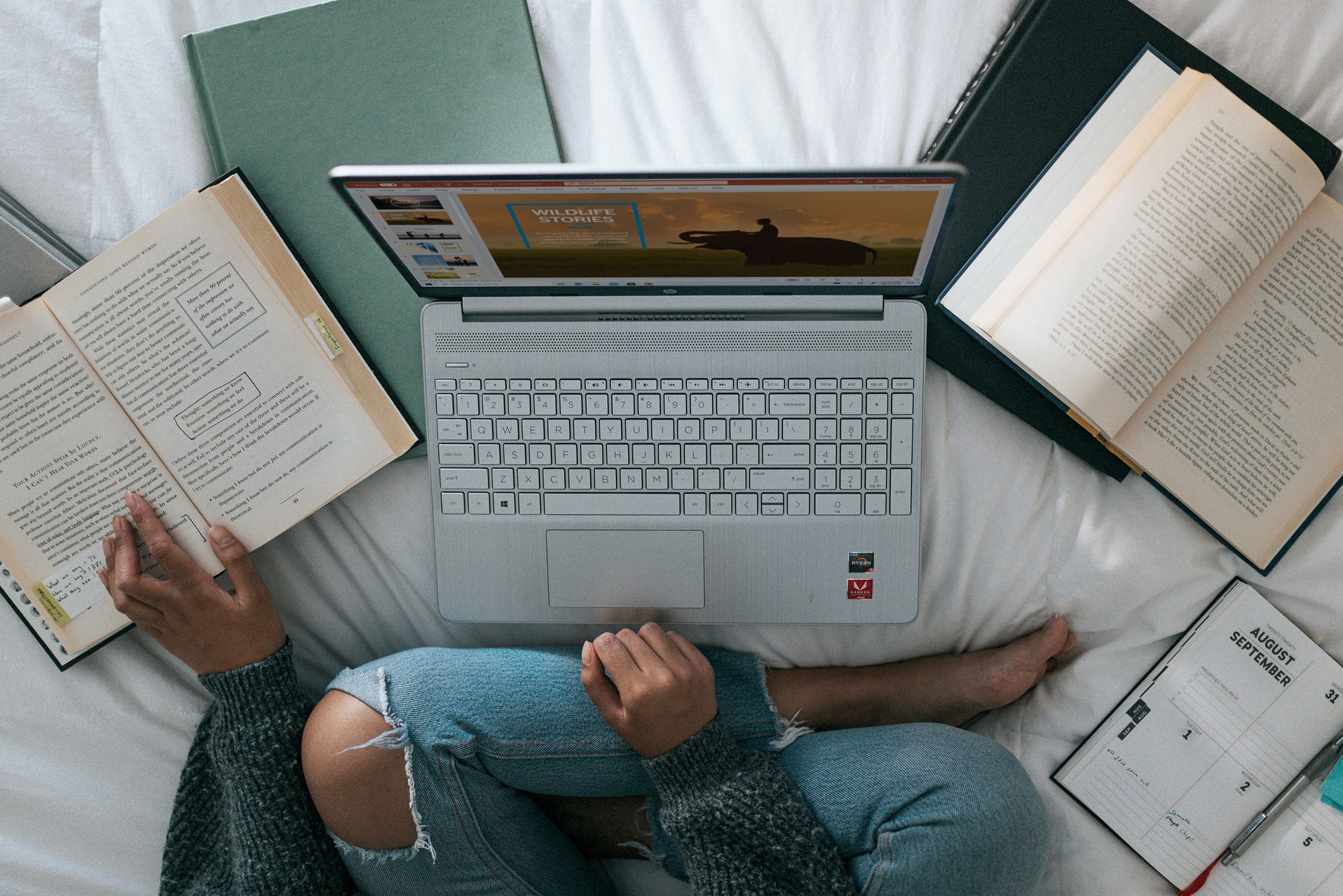 Estudiante con un portátil en la cama